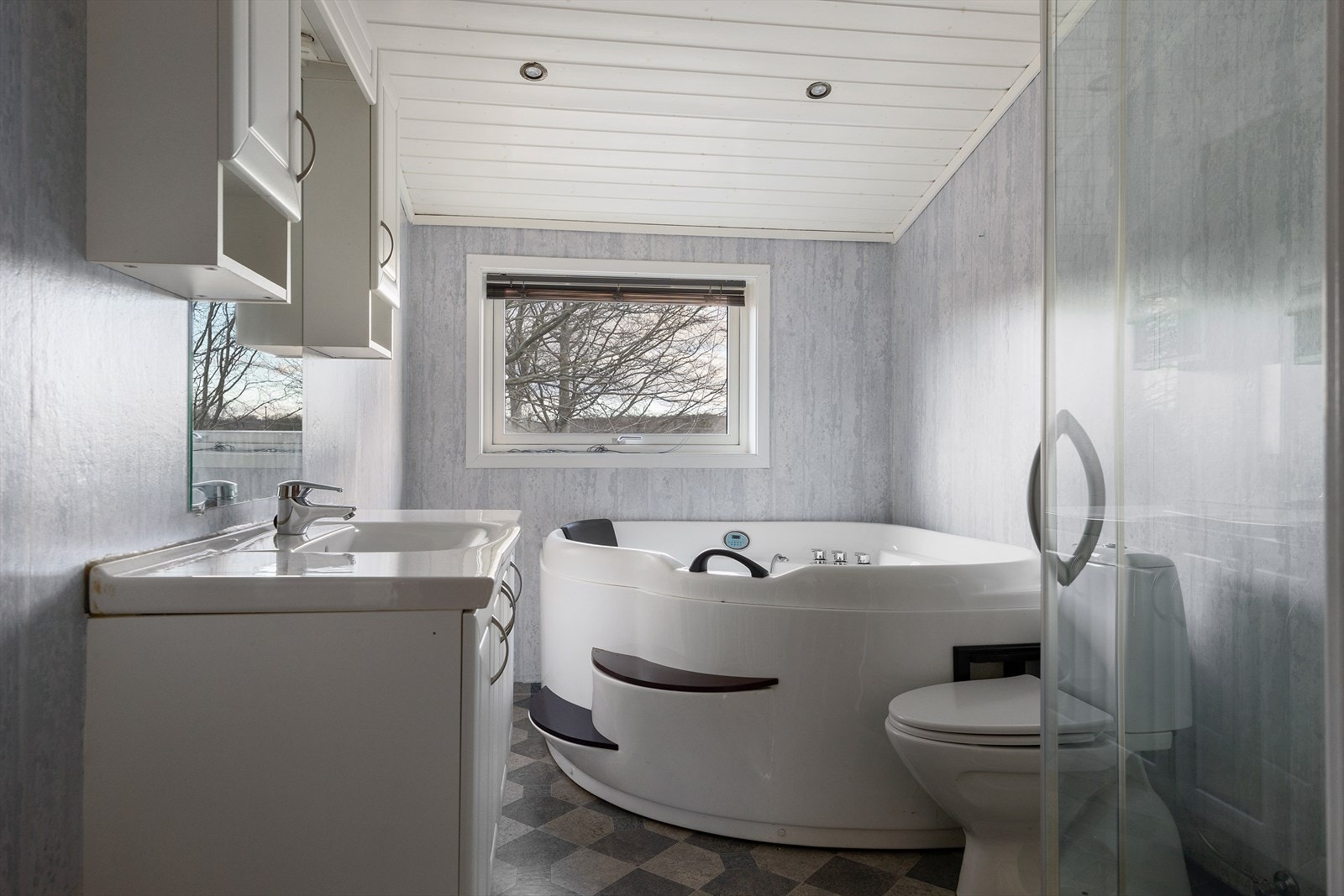 Baderom i 2. etasje har badekar, servant, toalett og dusjhjørne. Galleribilde