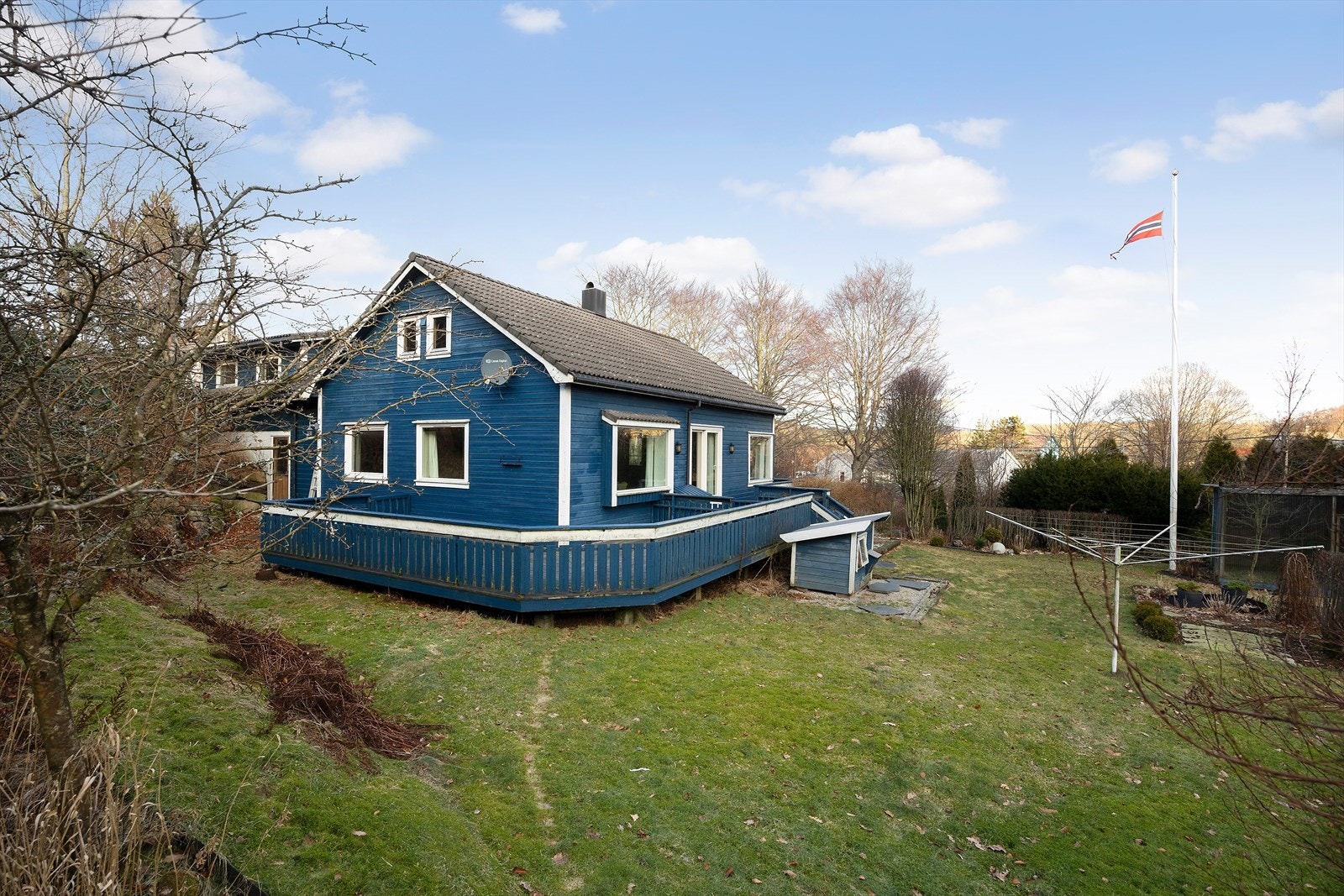 Stor og kjekk hage for både store og små Galleribilde