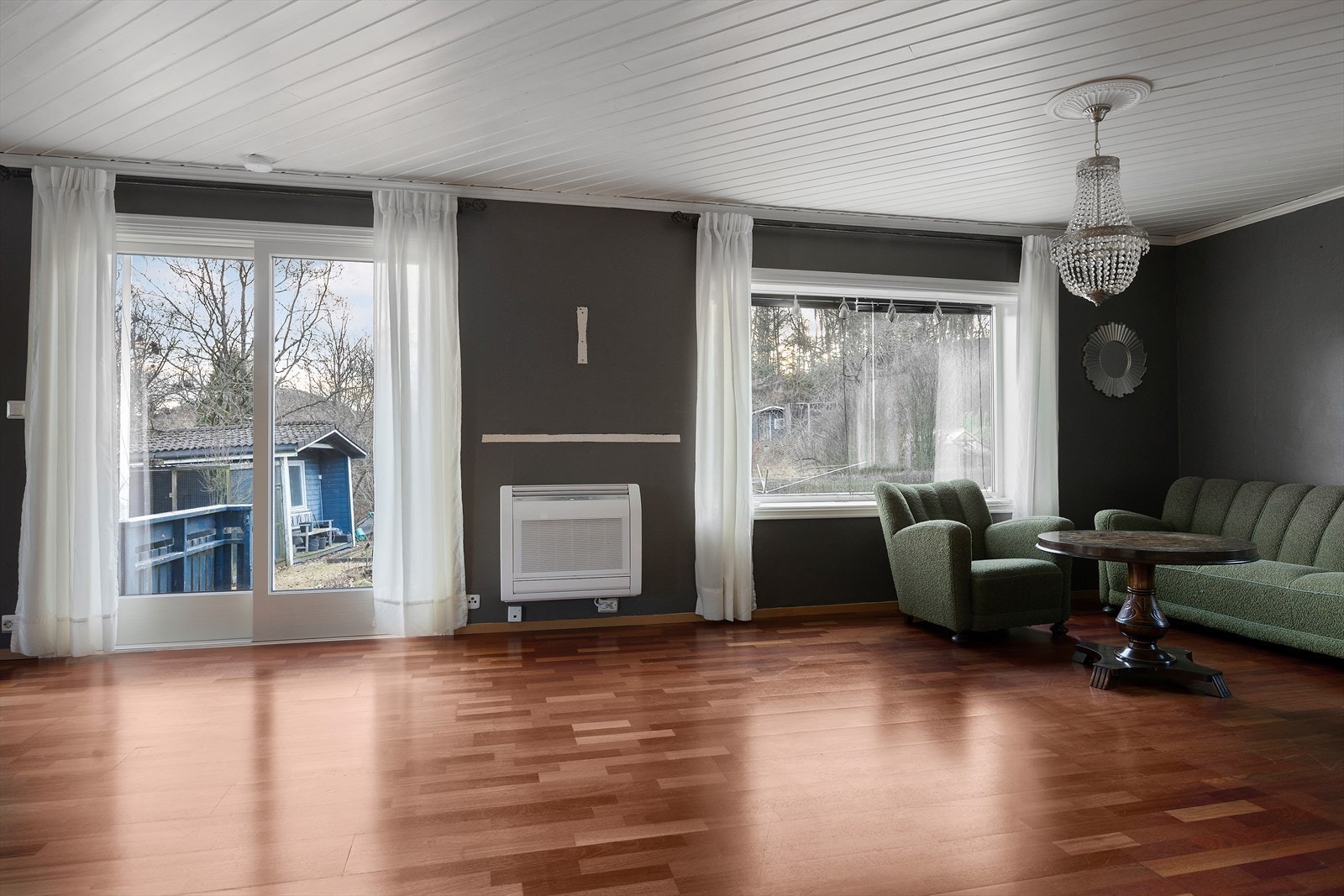 Utgang til terrasse og uteområdet fra stue Galleribilde