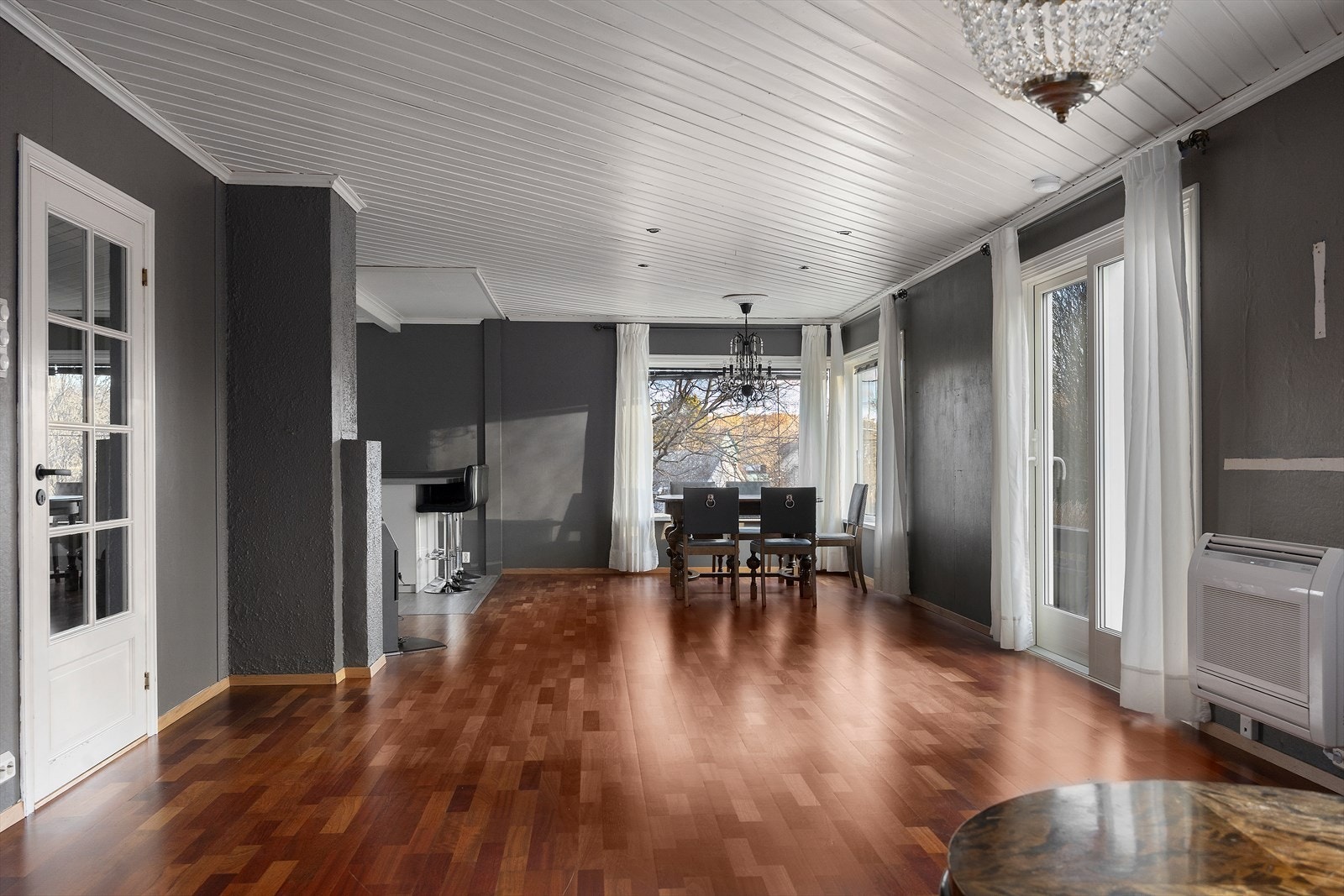 Stue/kjøkkendel har åpen løsning Galleribilde