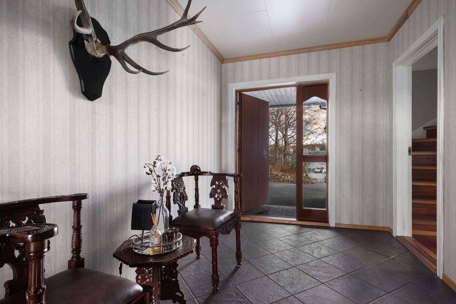 Entrè/hall med god plass til oppbevaring av klær og sko Galleribilde