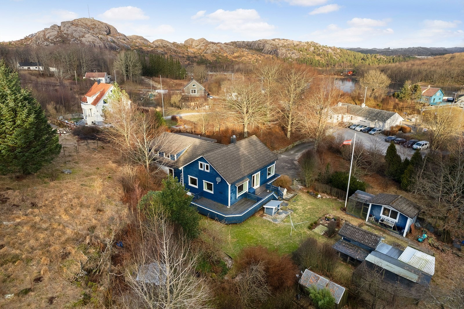 Boligen har fin beliggenhet like ved jernbanestasjonen på Hellvik Galleribilde