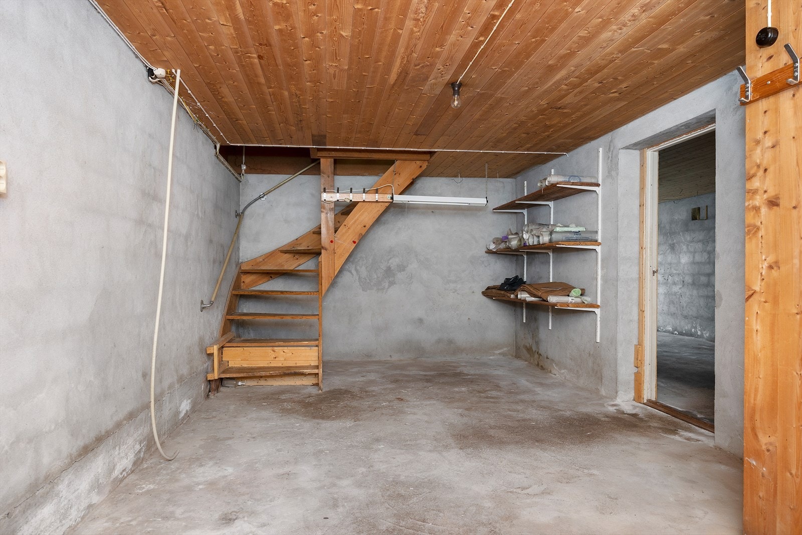 Kjelleretasjen er innredet med vaskerom samt bod/kjellerrom Galleribilde