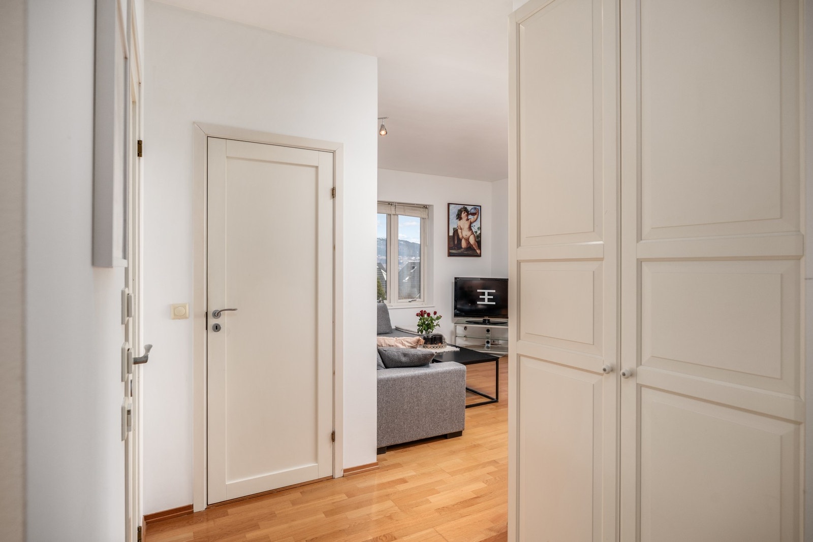 Garderobeskap i gangen medfølger. Galleribilde