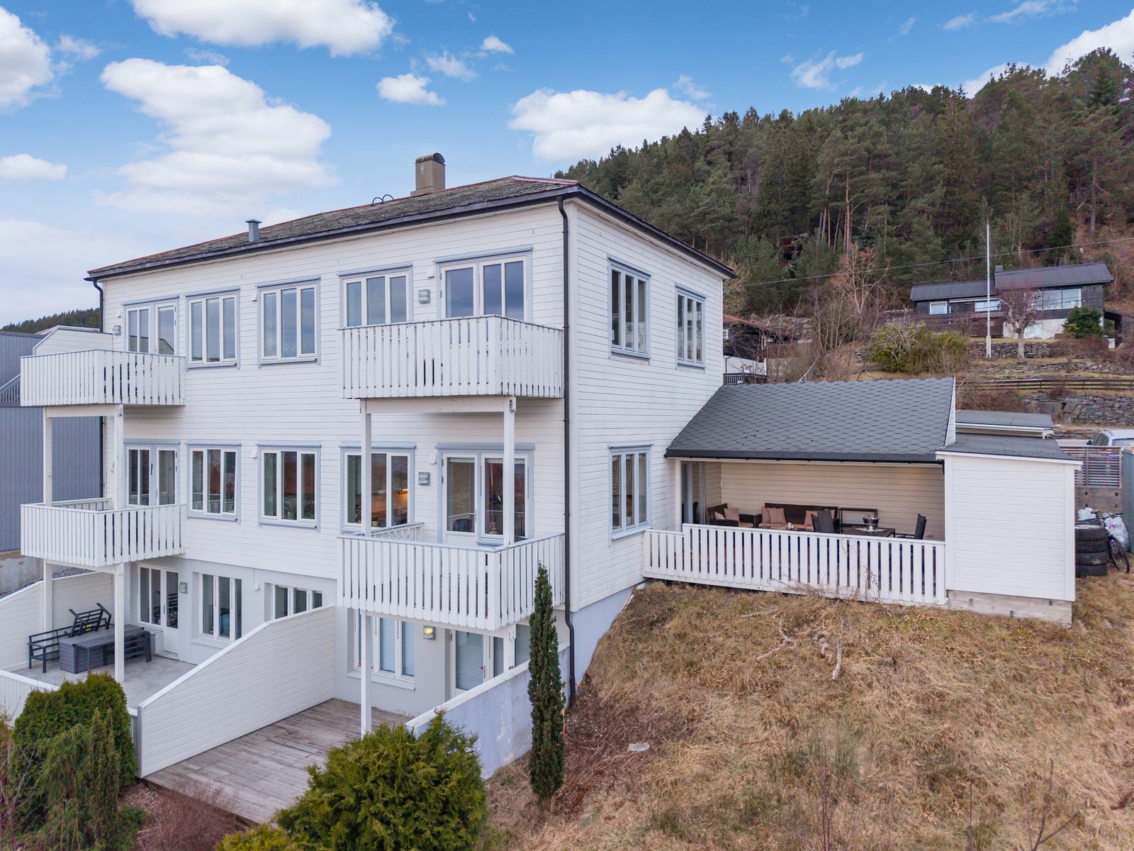 Borgundvegen 680, 1. etasje med både veranda og stor terrasse er klar for ny eier. Galleribilde
