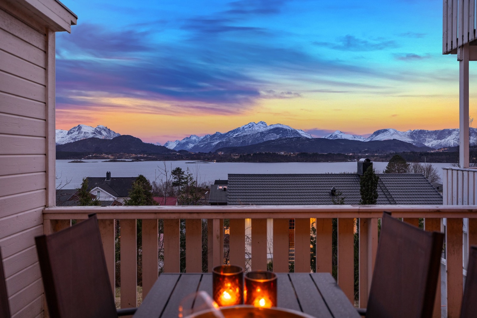 I tillegg til veranda utenfor stua, har du terrasse som er delvis overbygd. Utsikten er 100% magisk. Galleribilde