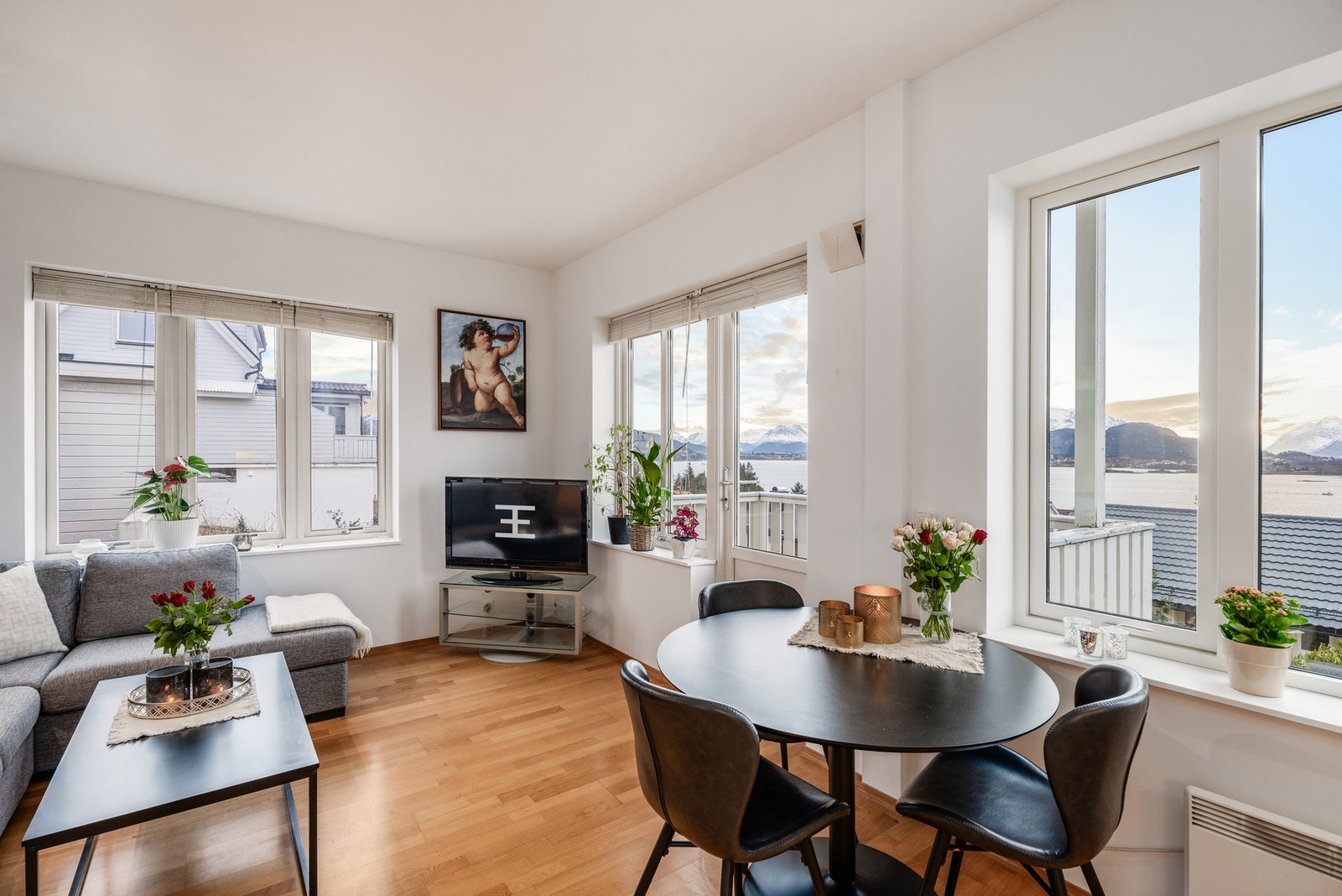 Hjørneleilighet som gir deg gode lysforhold da man har vindu både mot øst og syd Galleribilde