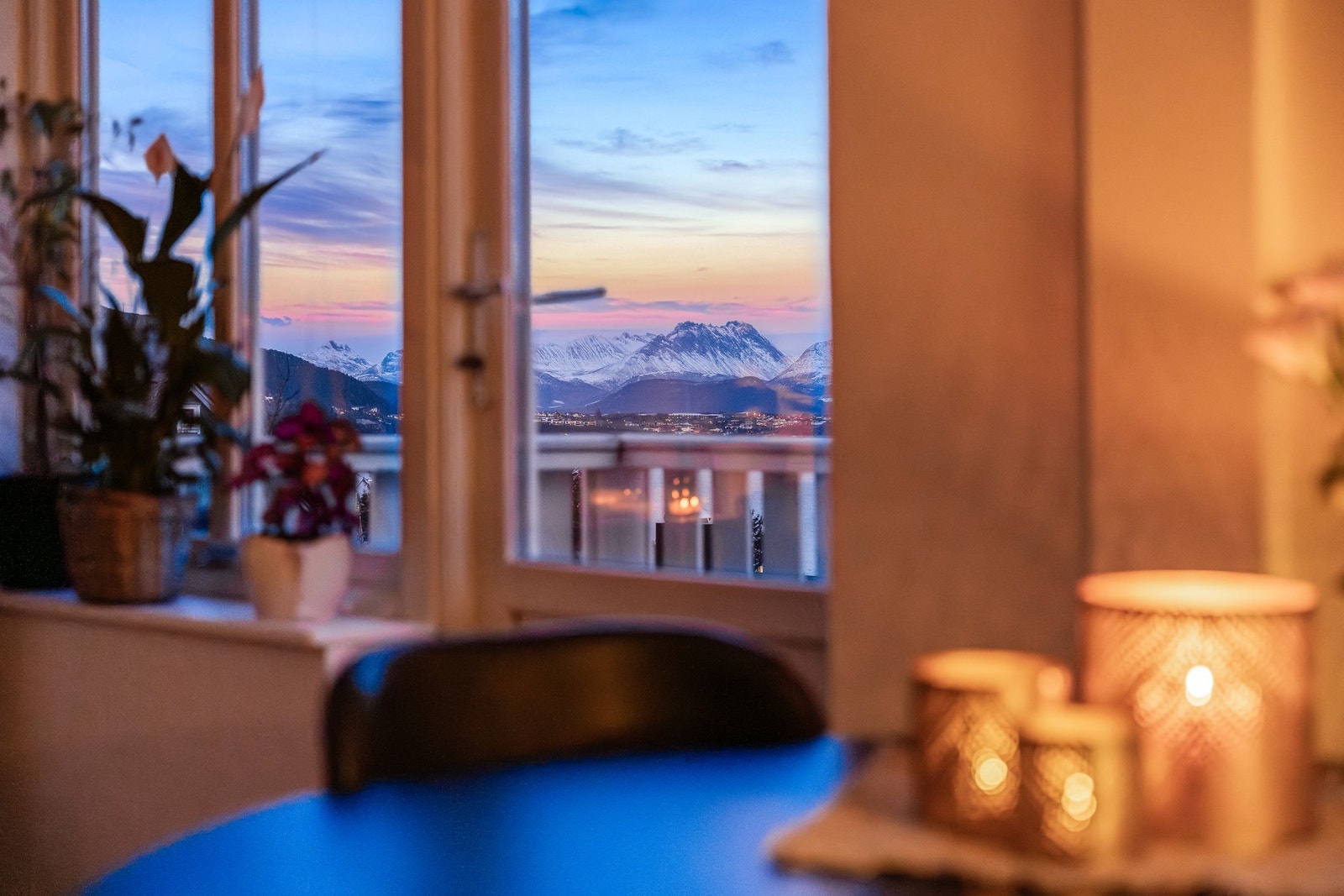 Og denne utsikten får du fra spisebordet og innover mot de nydelige fjellene. Se for deg soloppgangen her da! Galleribilde