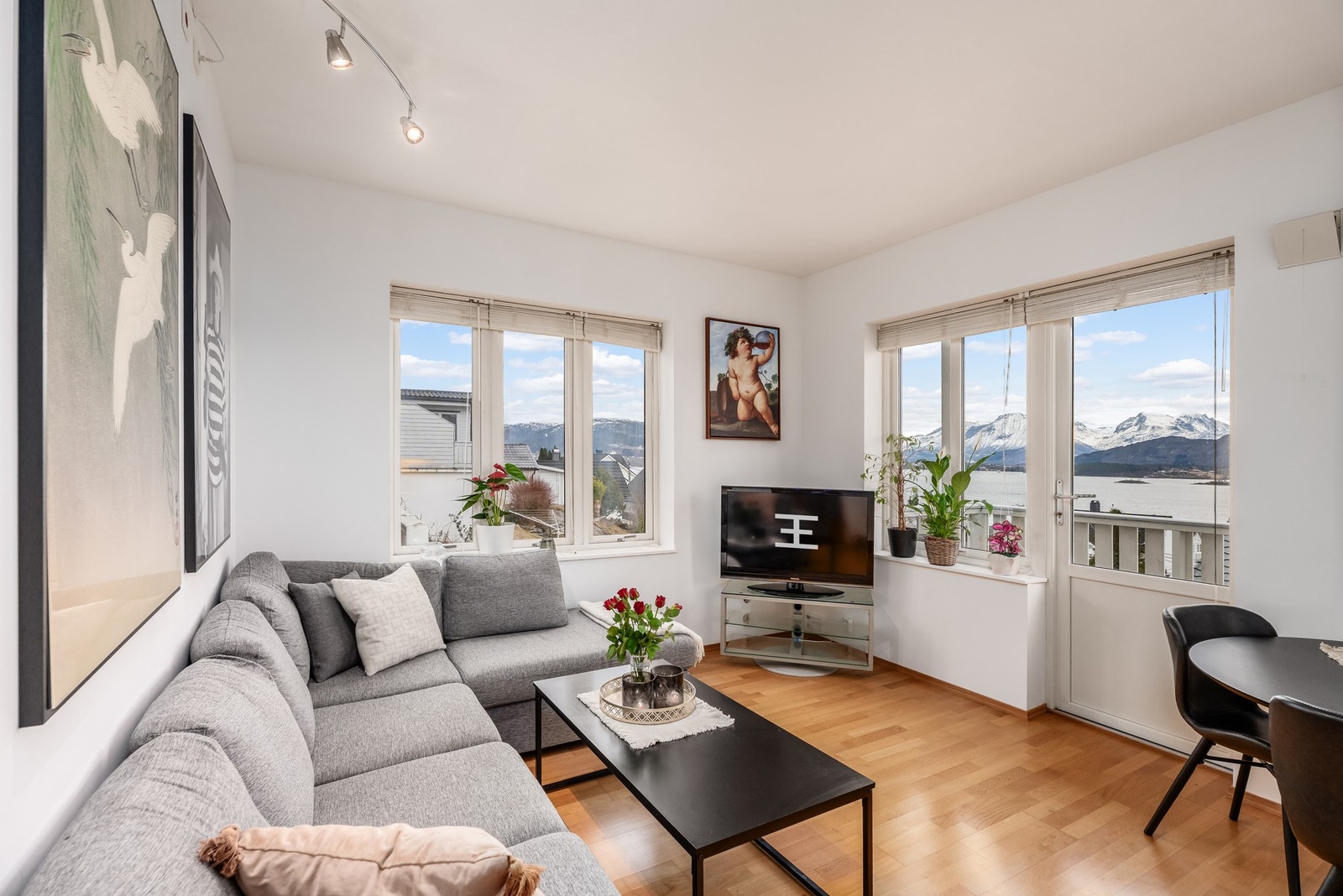 Dersom oppsatt visningstidspunkt ikke passer, ta kontakt for avklaring av privatvisning. Galleribilde