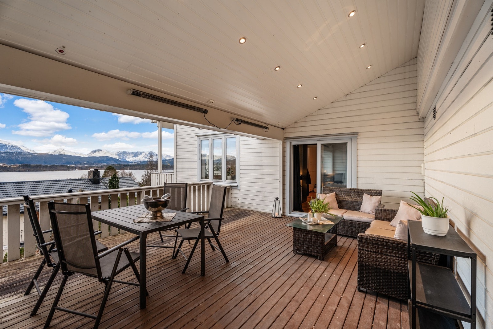 Med denne terrassen som er delvis overbygd kan du kose deg enten med middagsgjester, på solsenga eller bare helt i ro med favorittboka di. Galleribilde