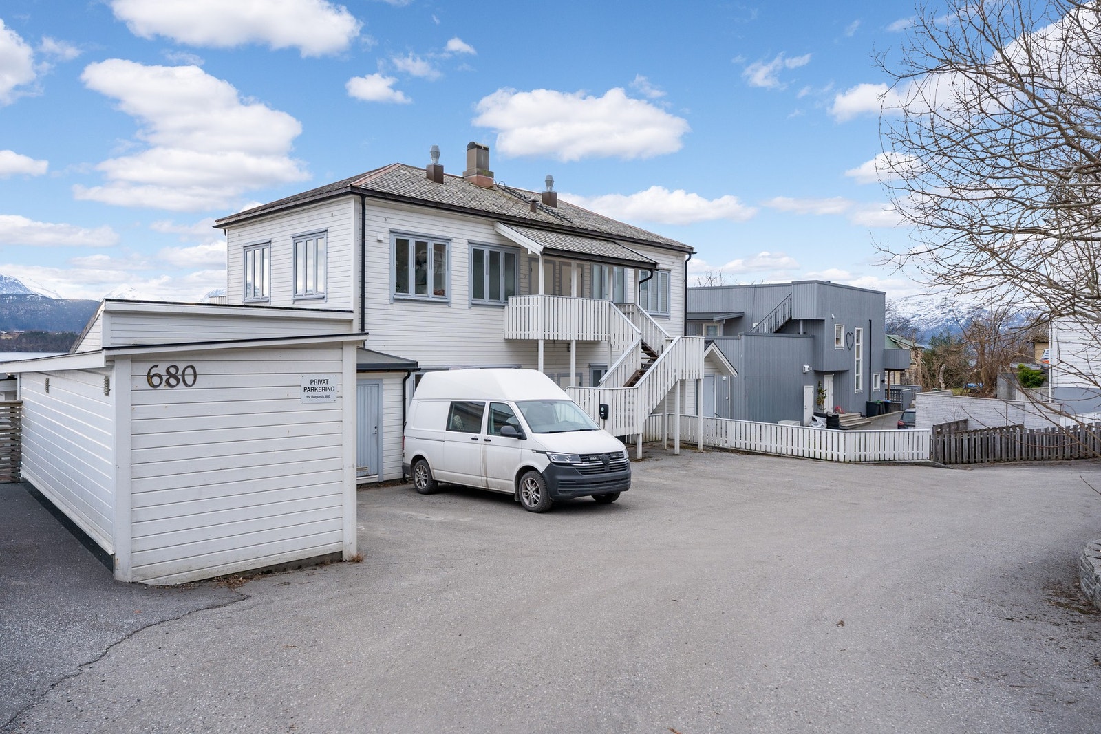 Egen parkeringsplass ved inngangen, og plass til 2-3 biler på gjesteparkering Galleribilde