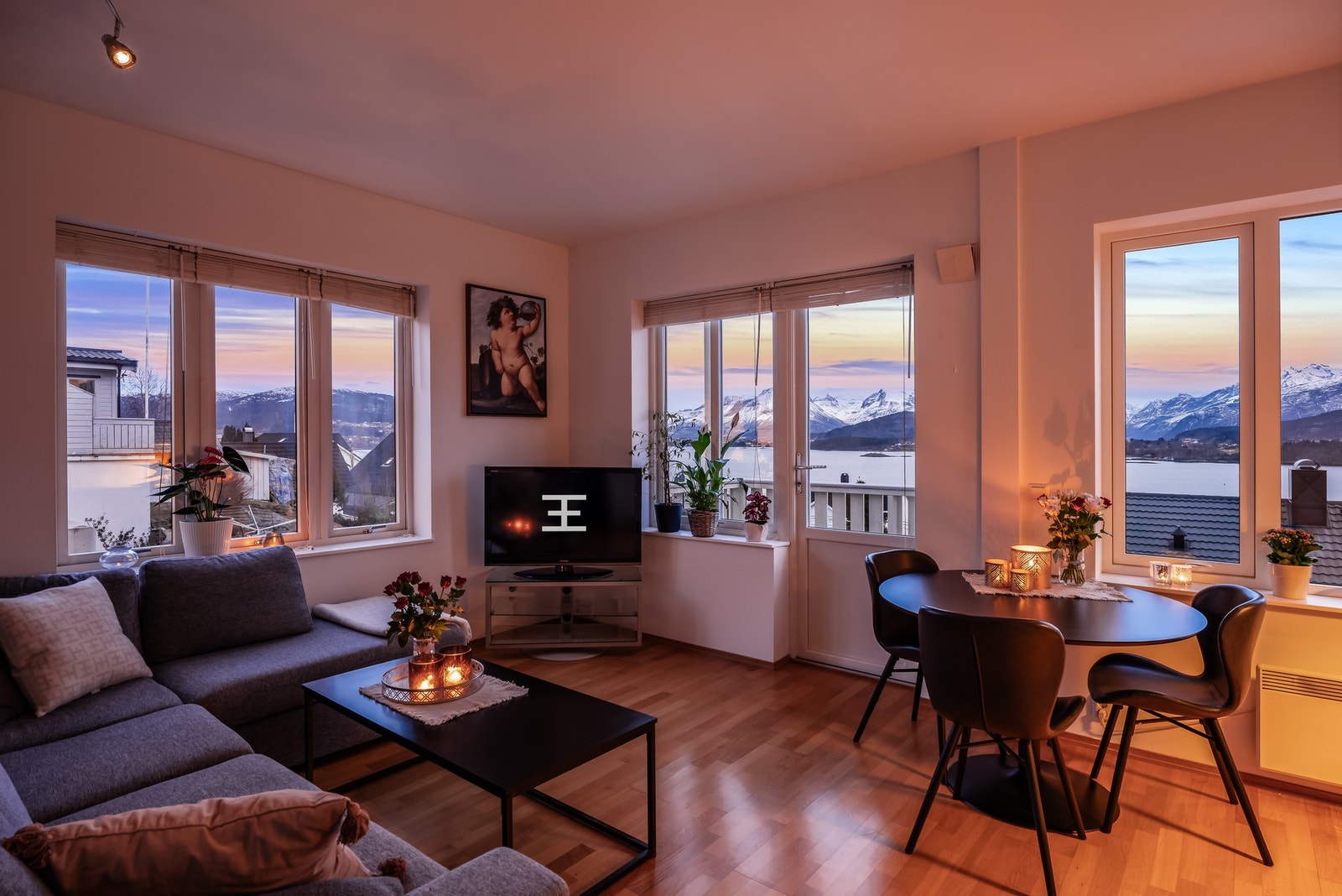 Leiligheten kan passe som førstegangskjøp og byr på en nydelig utsikt i tillegg til gode solforhold. Galleribilde