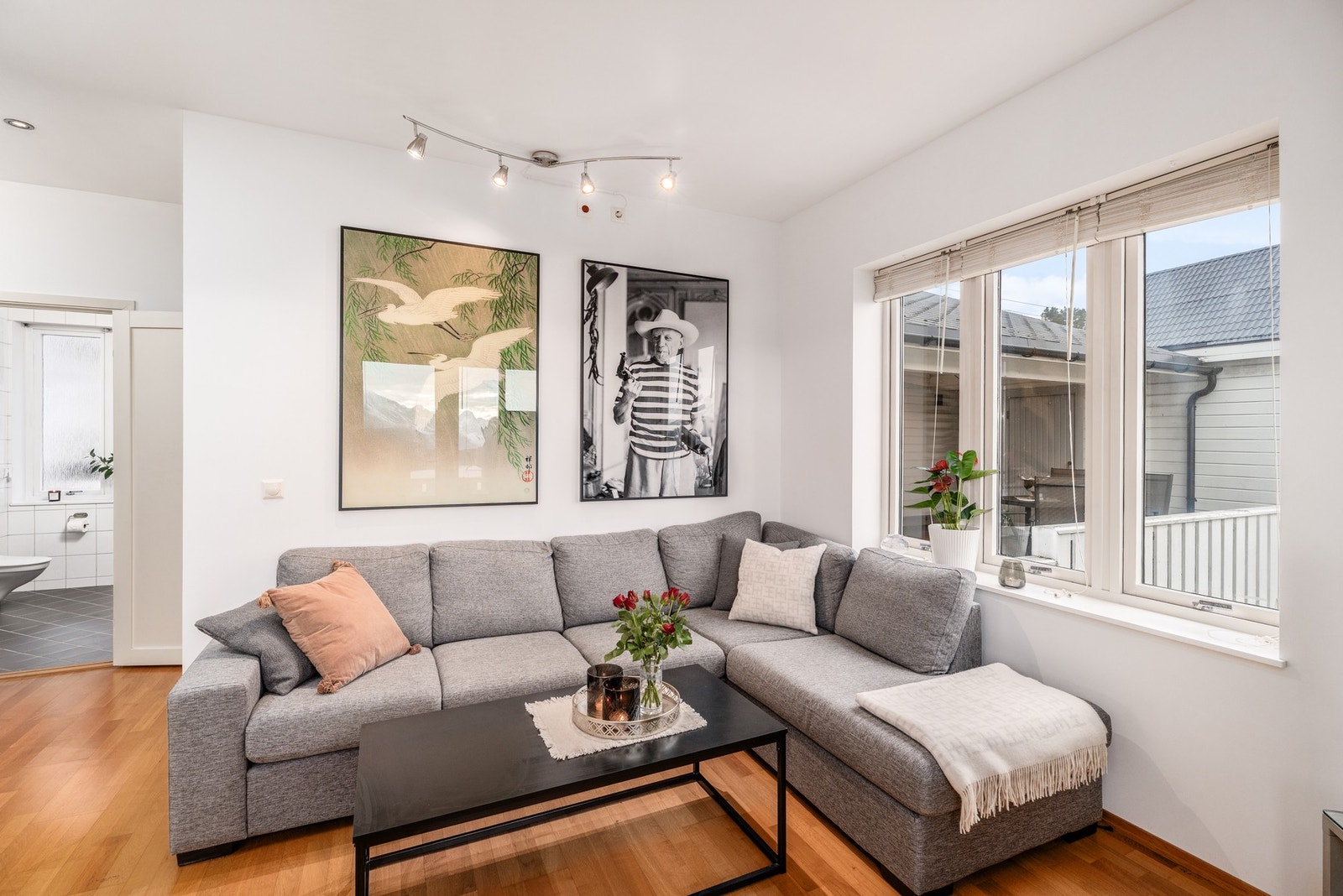 Leiligheten er arealeffektiv med plass til både sofa og spisegruppe. Galleribilde