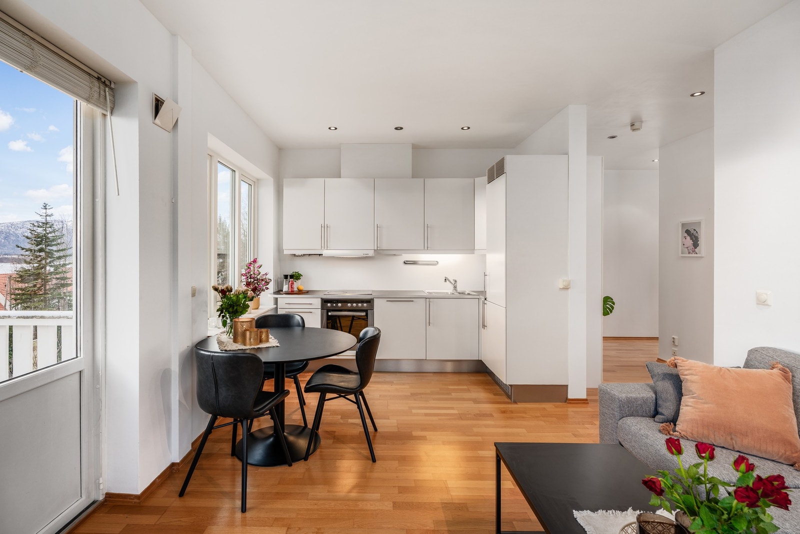 Leiligheten har åpen løsning mellom stue og kjøkken og fra stue har du utgang til sydvendt veranda Galleribilde