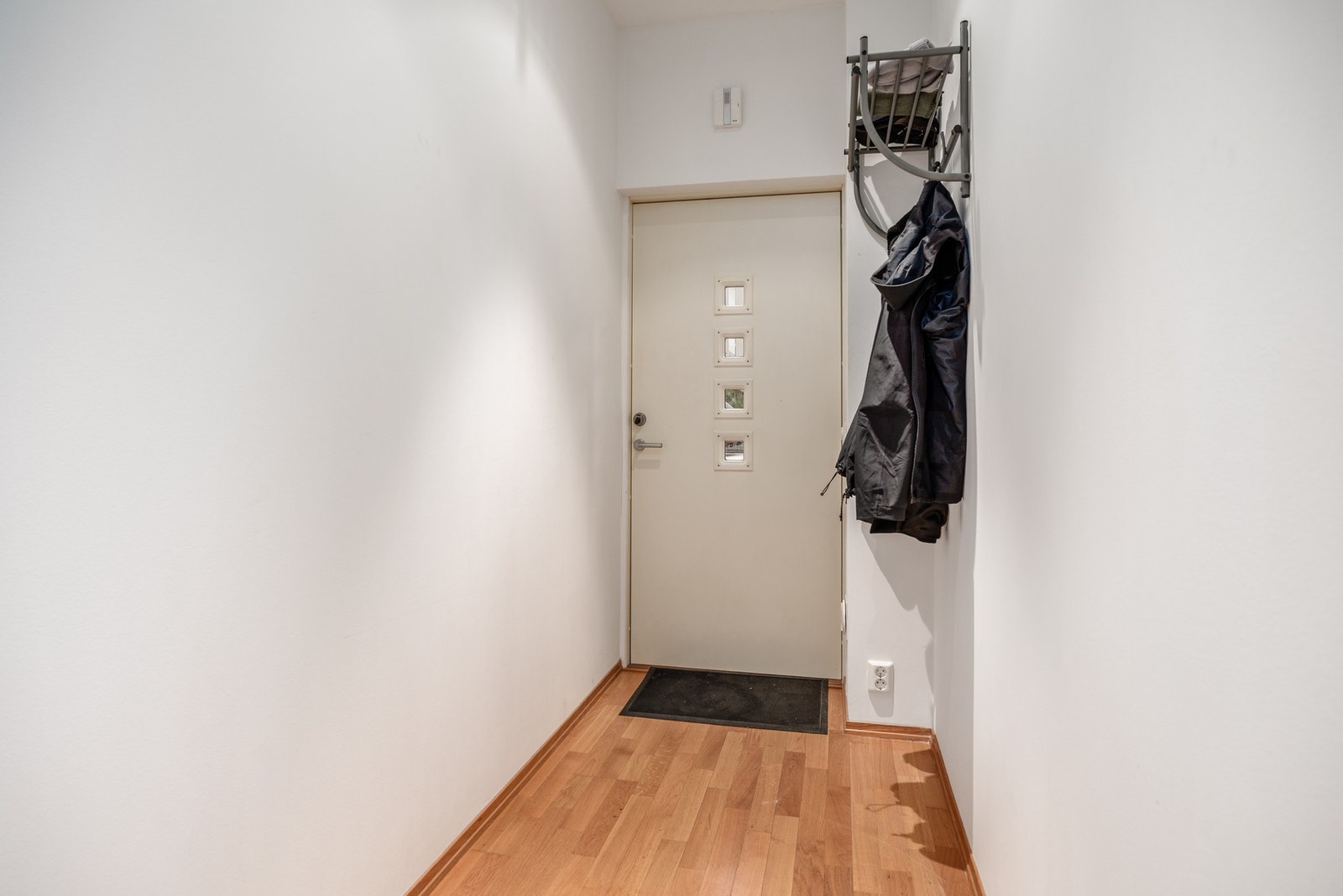 Velkommen inn, legg merke til glassfeltene som gir lysinnslipp. Galleribilde