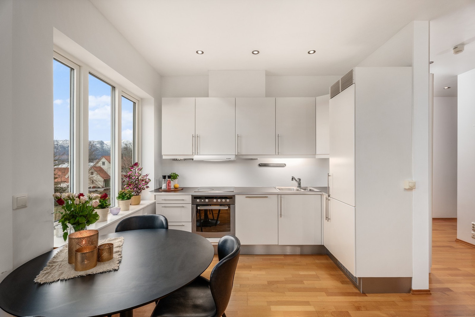 Legg merke til de listfrie overgangene og ledspotter i himling. Galleribilde