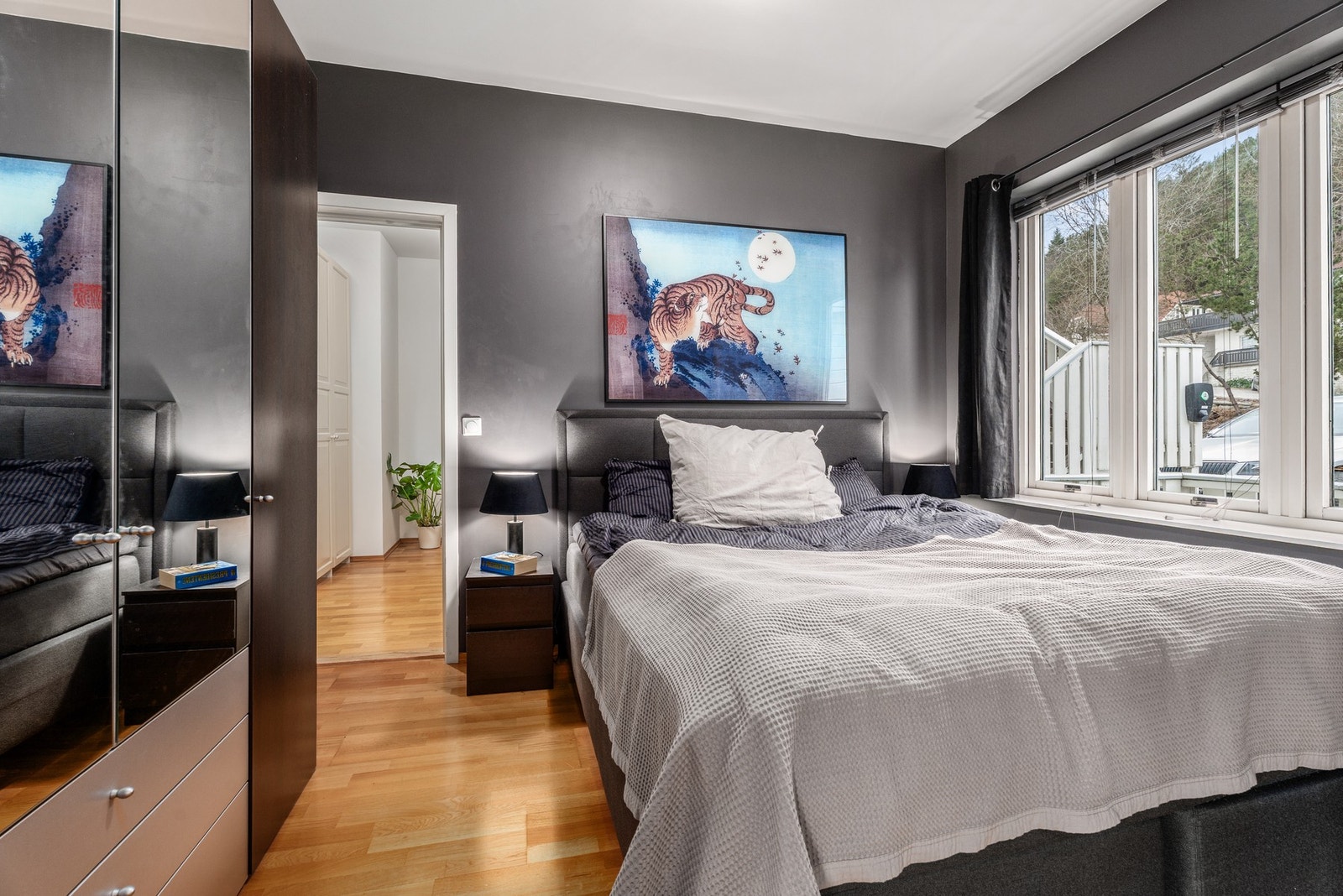 Soverommet har plass til både dobbeltseng og garderobeskap. Nordvendt orientering som gir deg et svalt soverom når sola har stått på hele dagen. Galleribilde