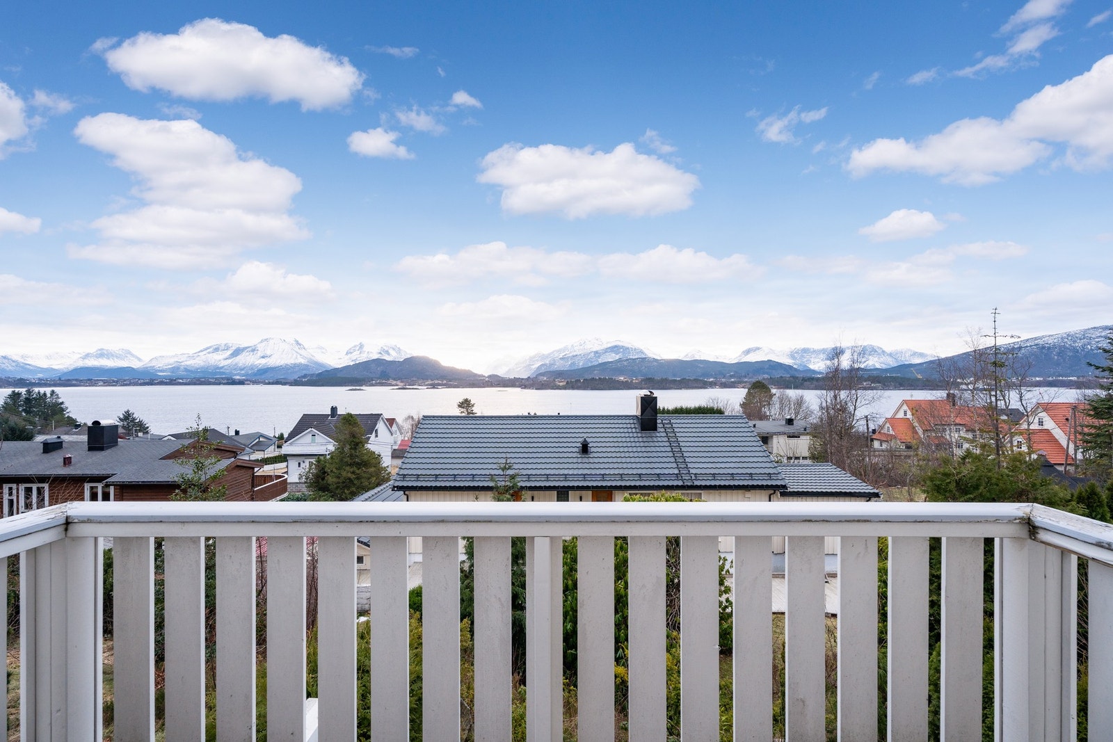 Og sånn ser utsikten ut på dagtid, fremdeles helt magisk. Galleribilde