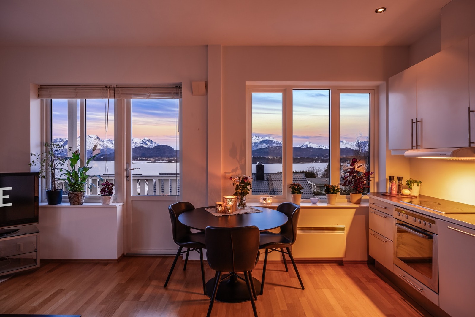 Legg merke til de pene vinduspostene som har plass til planter og belysning, det kommer du til å like. Galleribilde