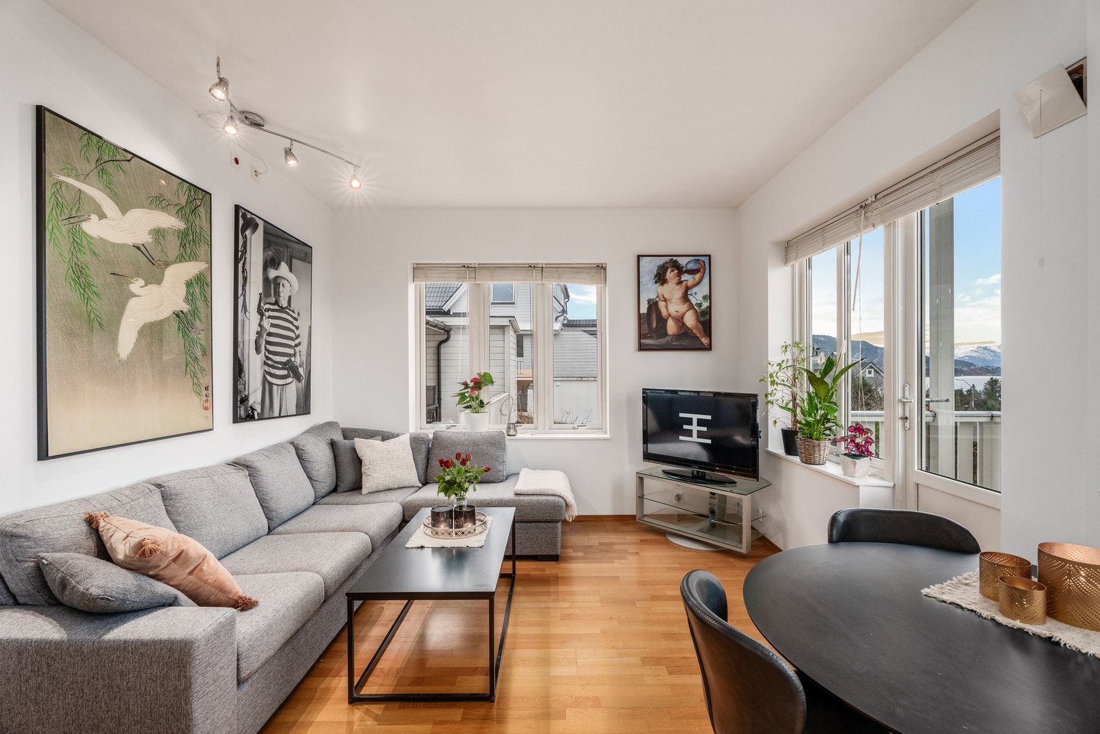 Hele leiligheten har ekstra takhøyde noe som gir deg en god romfølelse. Galleribilde