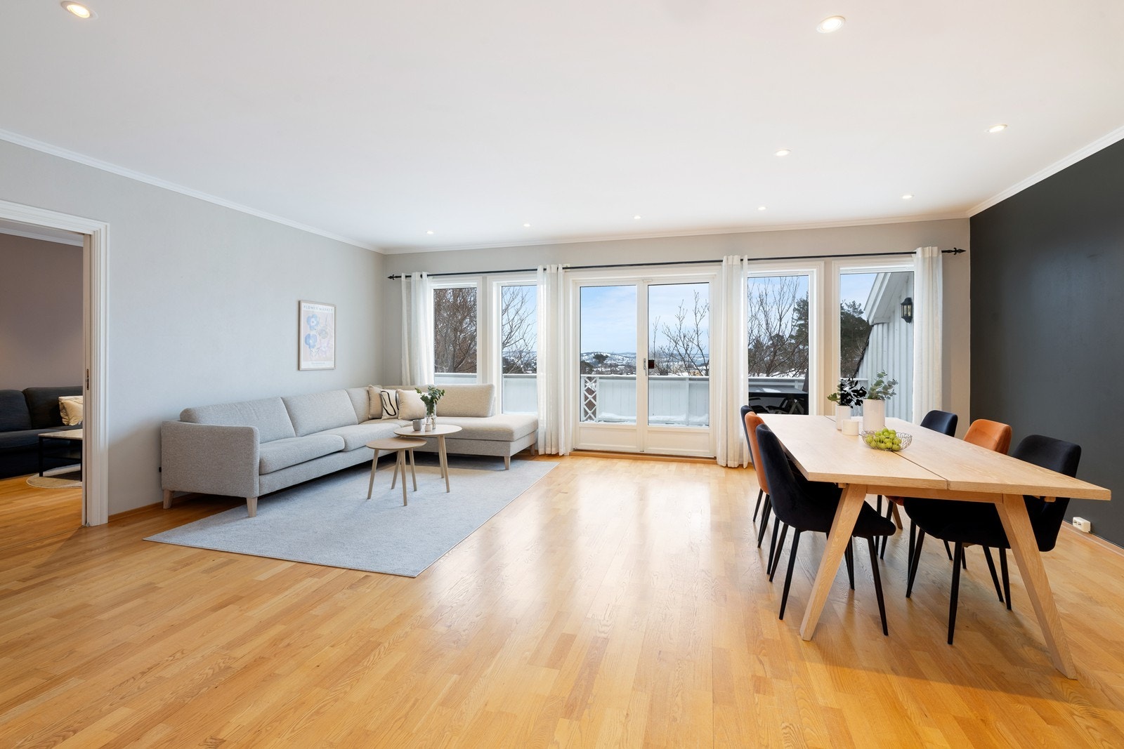 Lys og romslig stue. Utgang til solrik terrasse/hage med utsikt Galleribilde