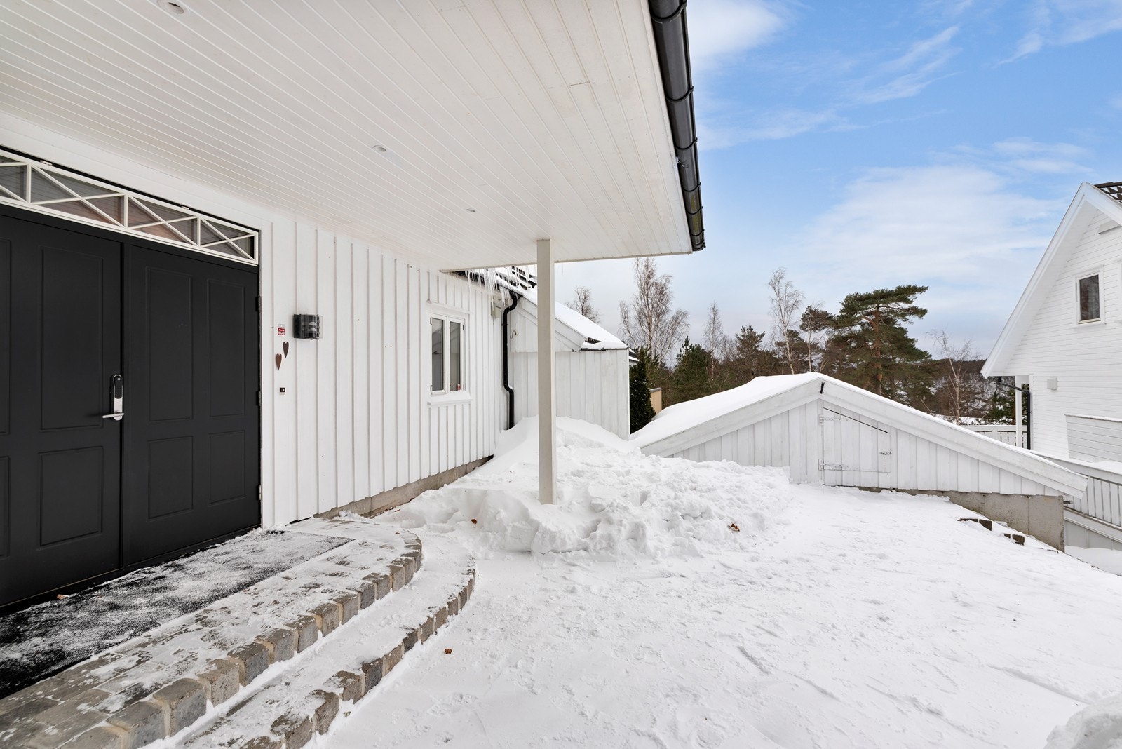 Inngangsparti. Varmekabler i liten bakke opp fra garasje. Galleribilde