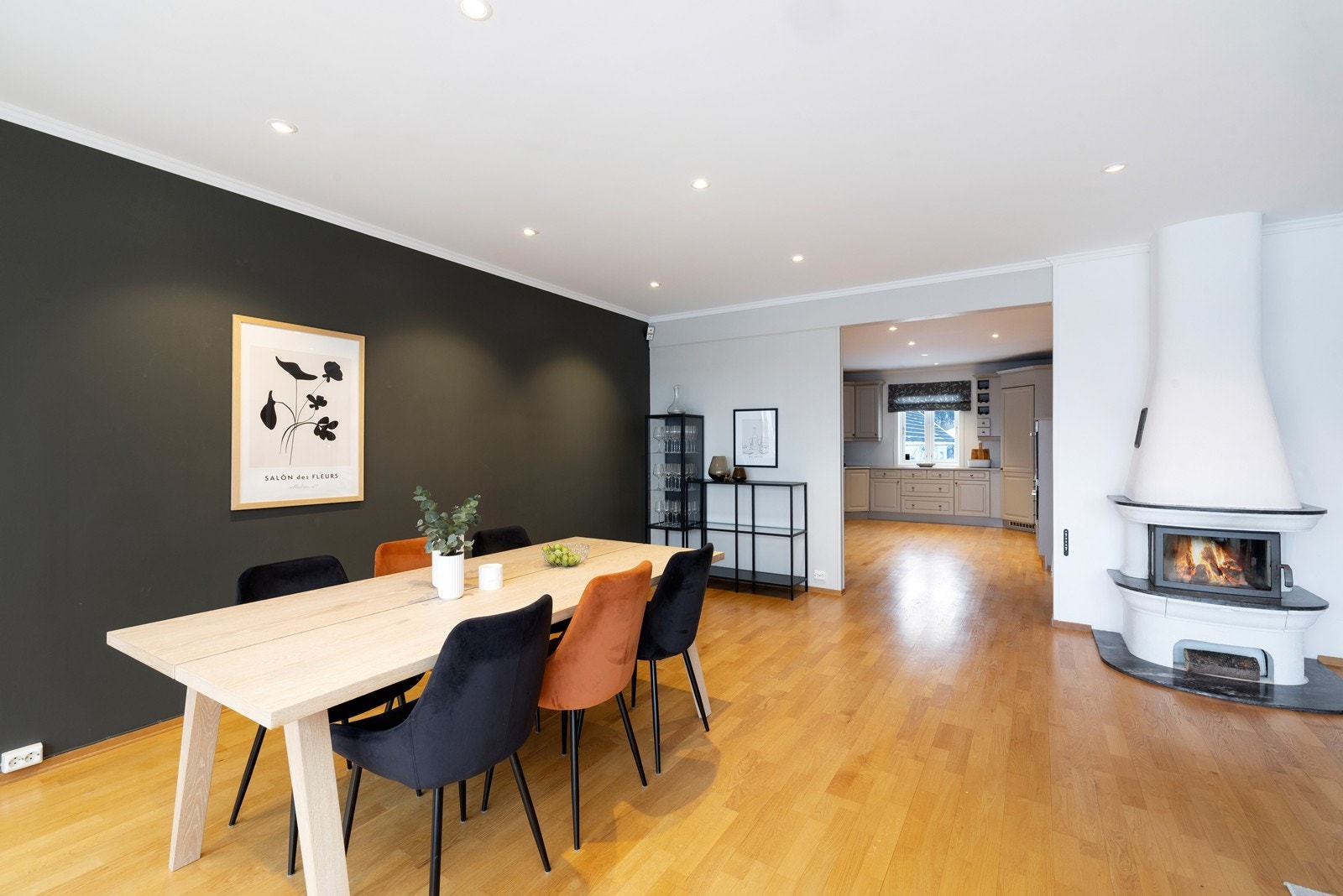 Inngang til kjøkken via stue Galleribilde