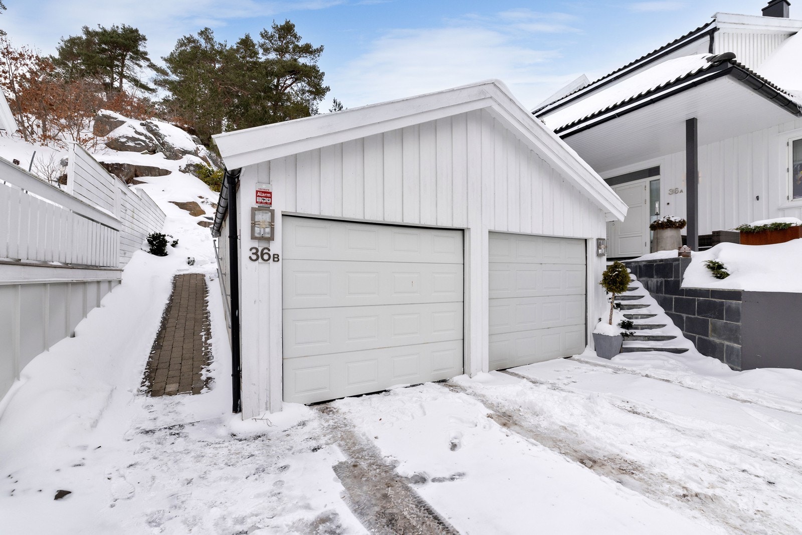 Garasje. Varmekabler i bakke venstre side av garasje. Galleribilde