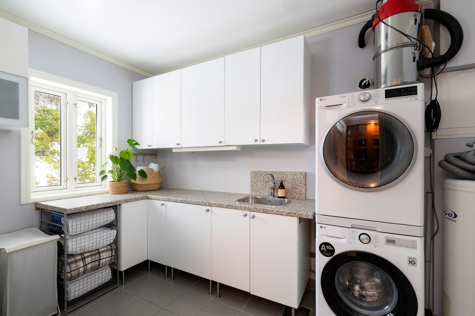 Praktisk vaskerom med oppbevaringsmuligheter Galleribilde