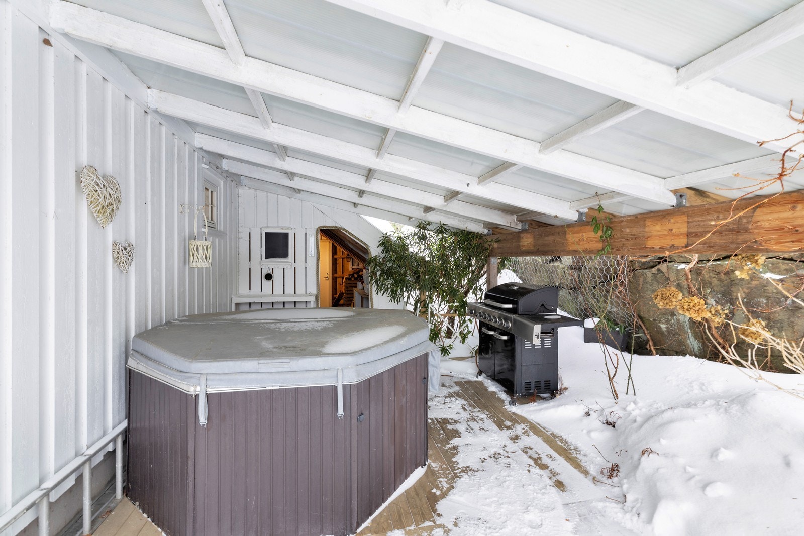 Uteområde. Inngang til utvendig bod. Galleribilde