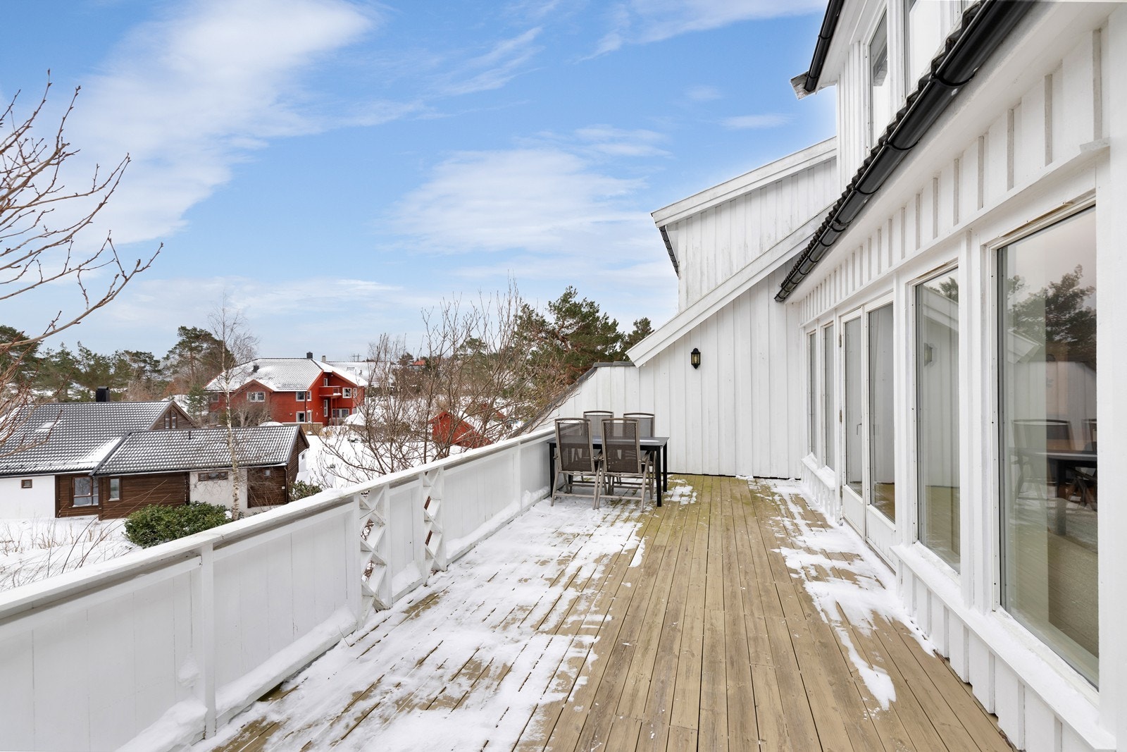 Solrik terrasse med plass til utemøbler Galleribilde