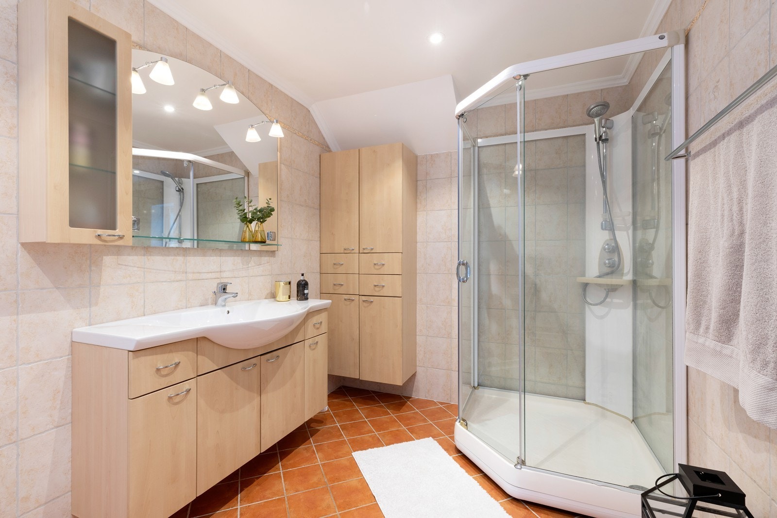 Flislagt bad i 2.etg. mer dusjkabinett, servant og wc Galleribilde