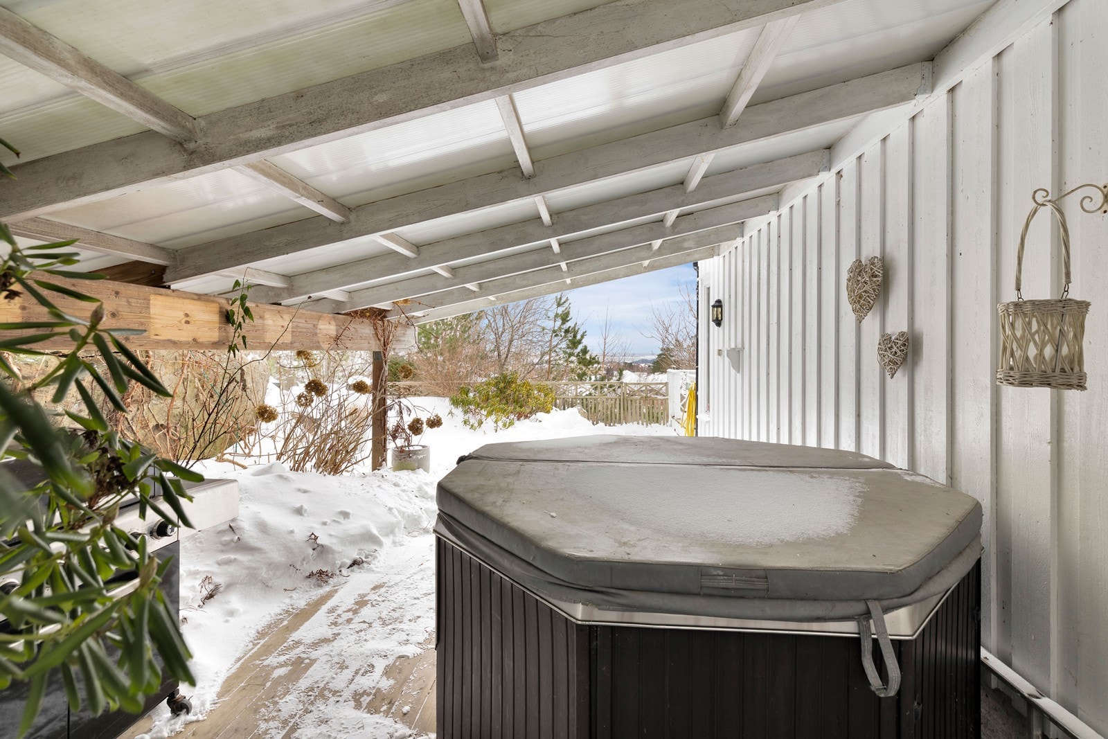 Overbygd terrasse. Jacuzzi medfølger(selger aldri brukt, usikker på stand). Galleribilde