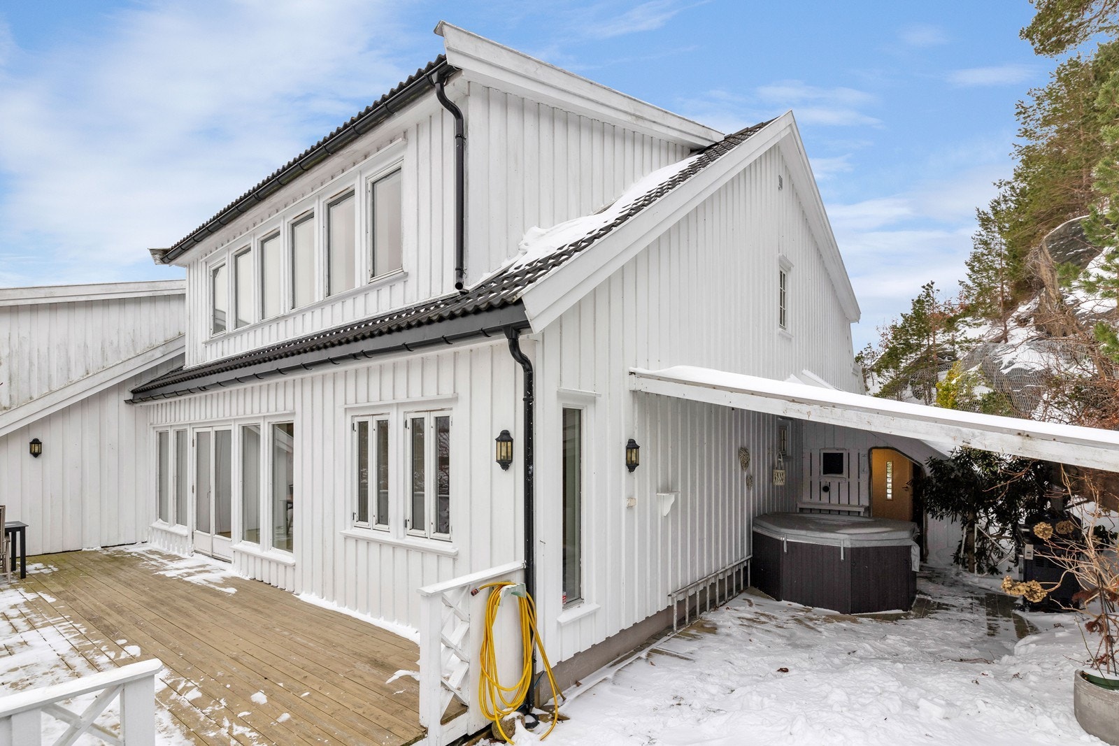 Romslig vertikaldelt tomannsbolig over 2 etasjer Galleribilde