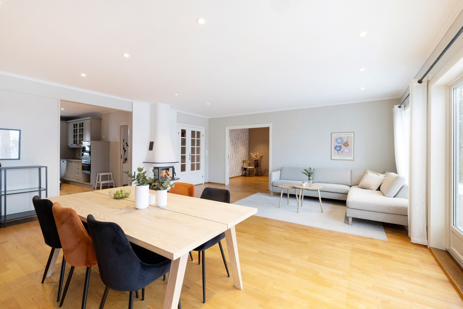 Lys stue med god plass til sofagruppe Galleribilde