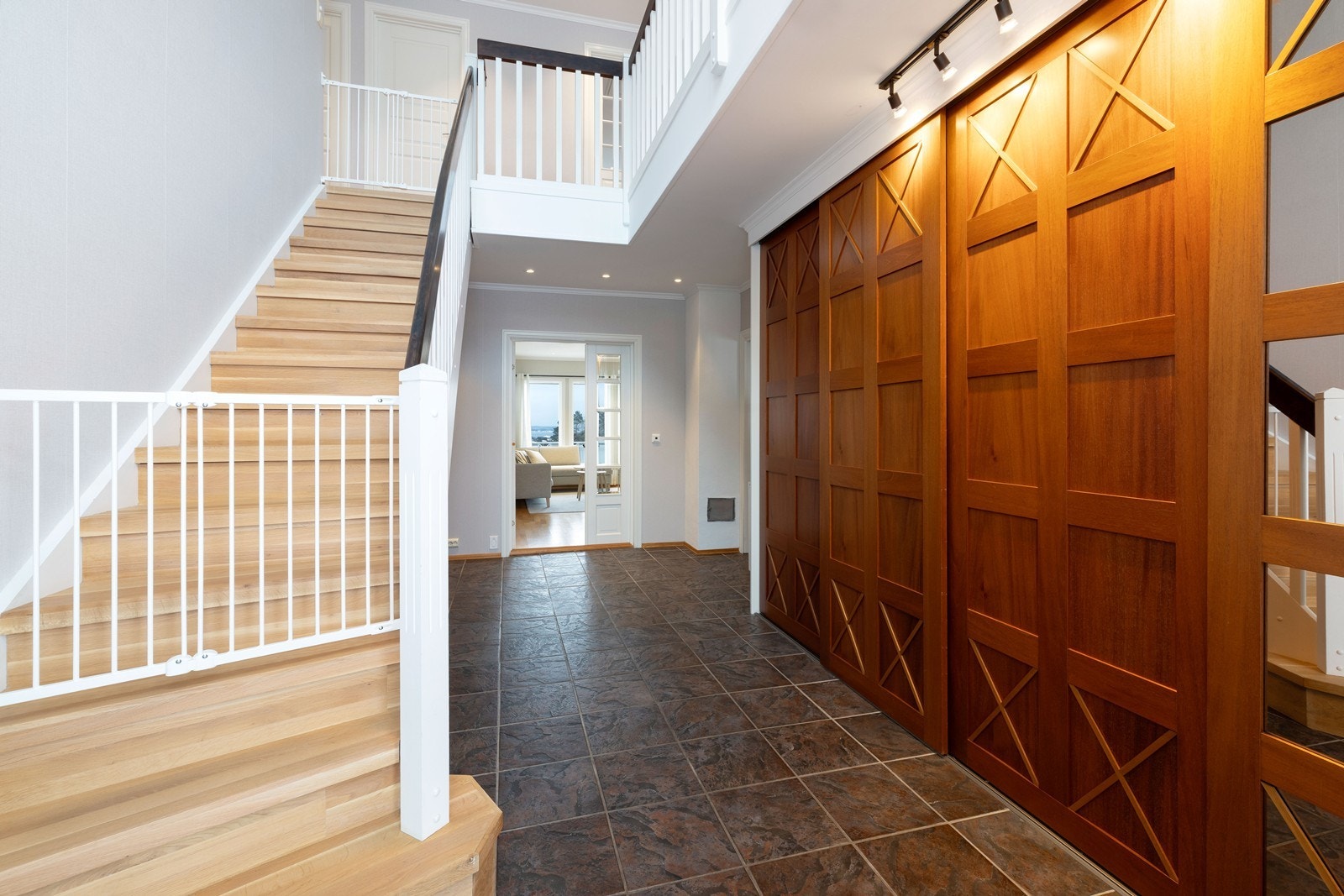 Flislagt trappehall med mye oppbevaring Galleribilde