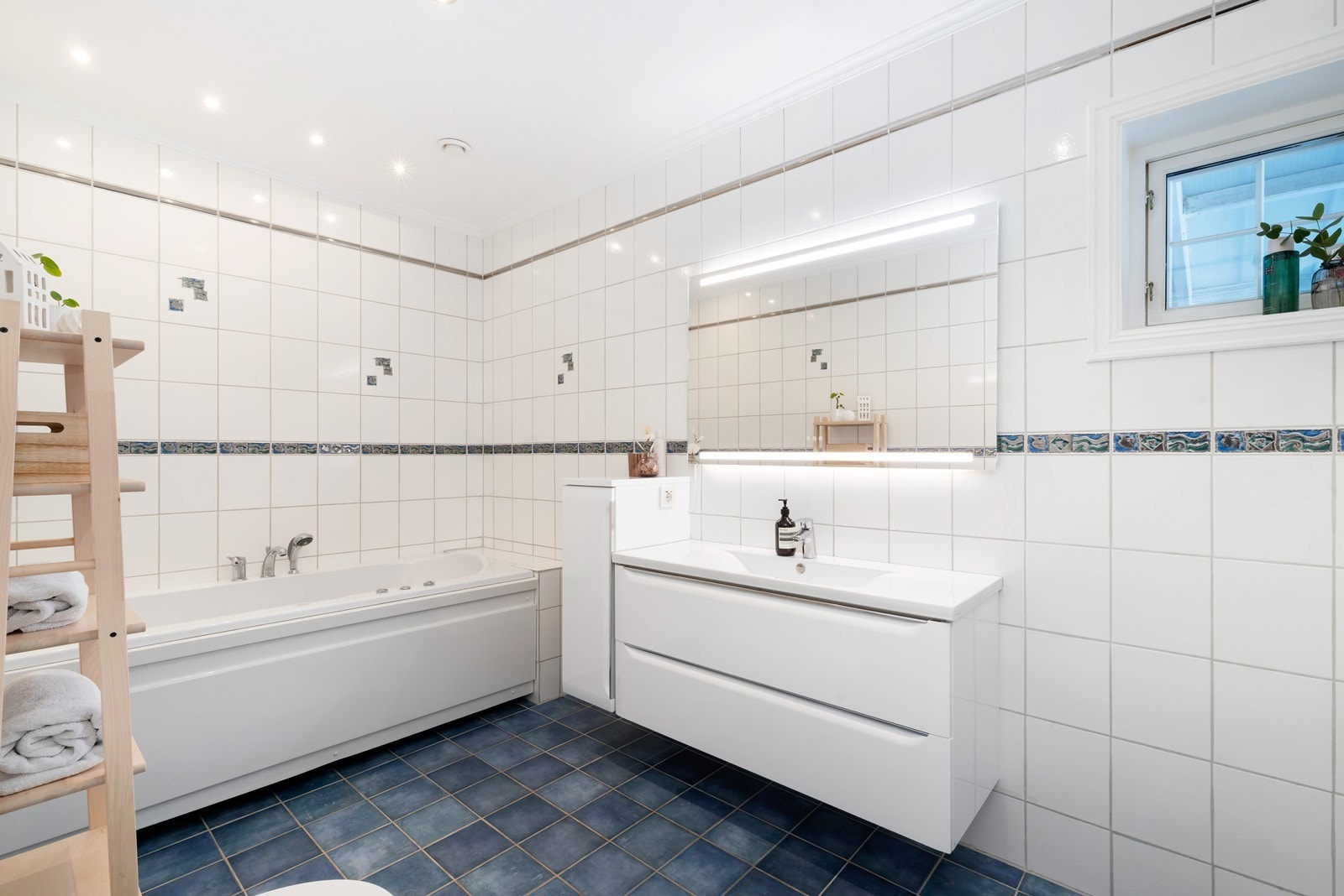 Flislagt bad med badekar, servant og wc Galleribilde