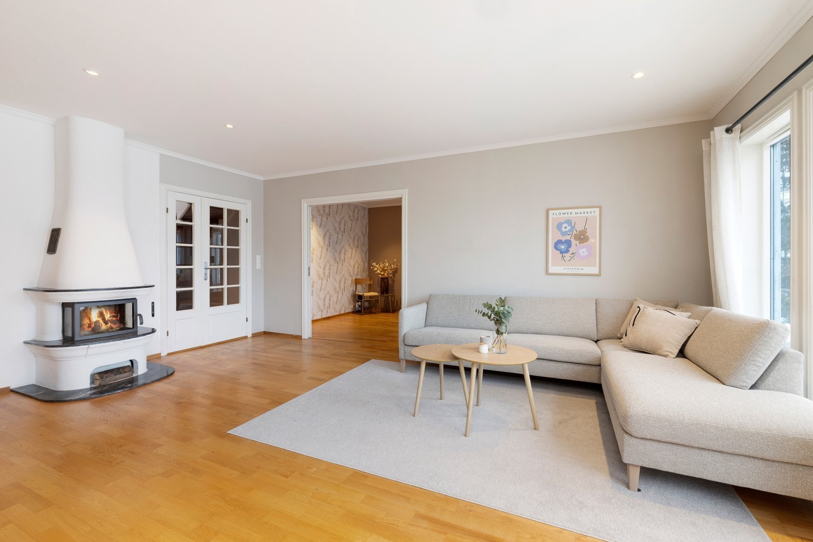 Hyggelig vedpeis i stue. Videre inngang til tv-stue. Galleribilde