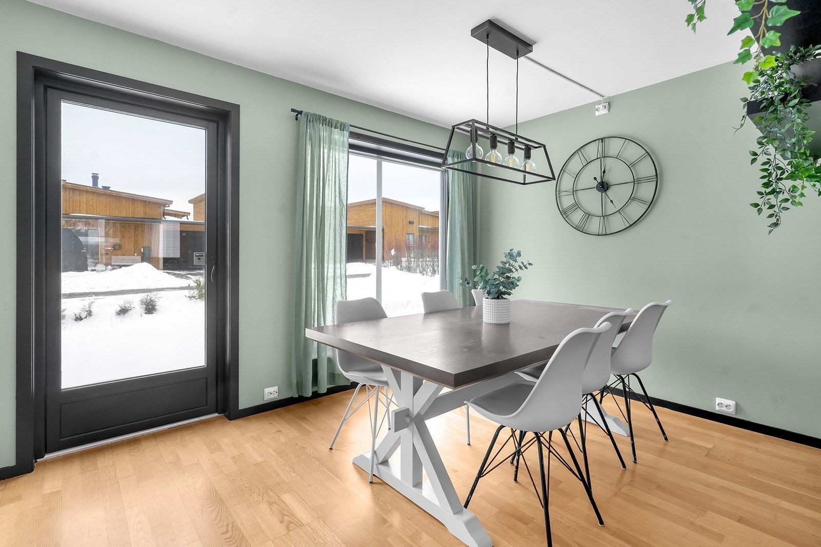 Utgang til terrasse og hage fra kjøkkensiden. Galleribilde