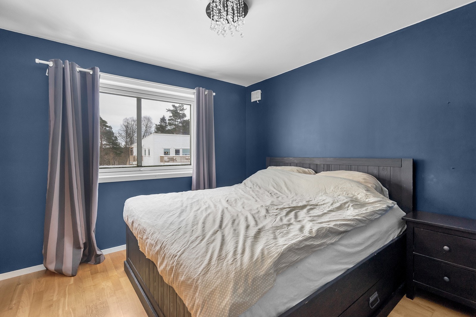 Rosmlig hovedsoverom med "walk in closet". Galleribilde