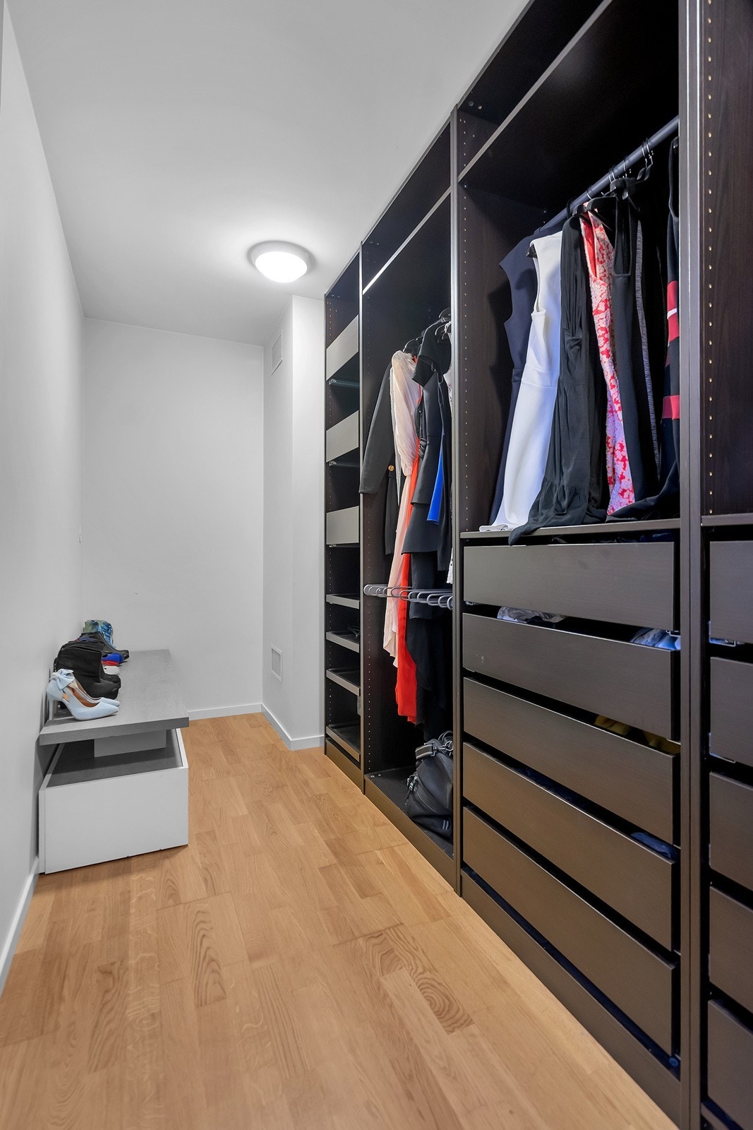 Rosmlig hovedsoverom med "walk in closet". Galleribilde
