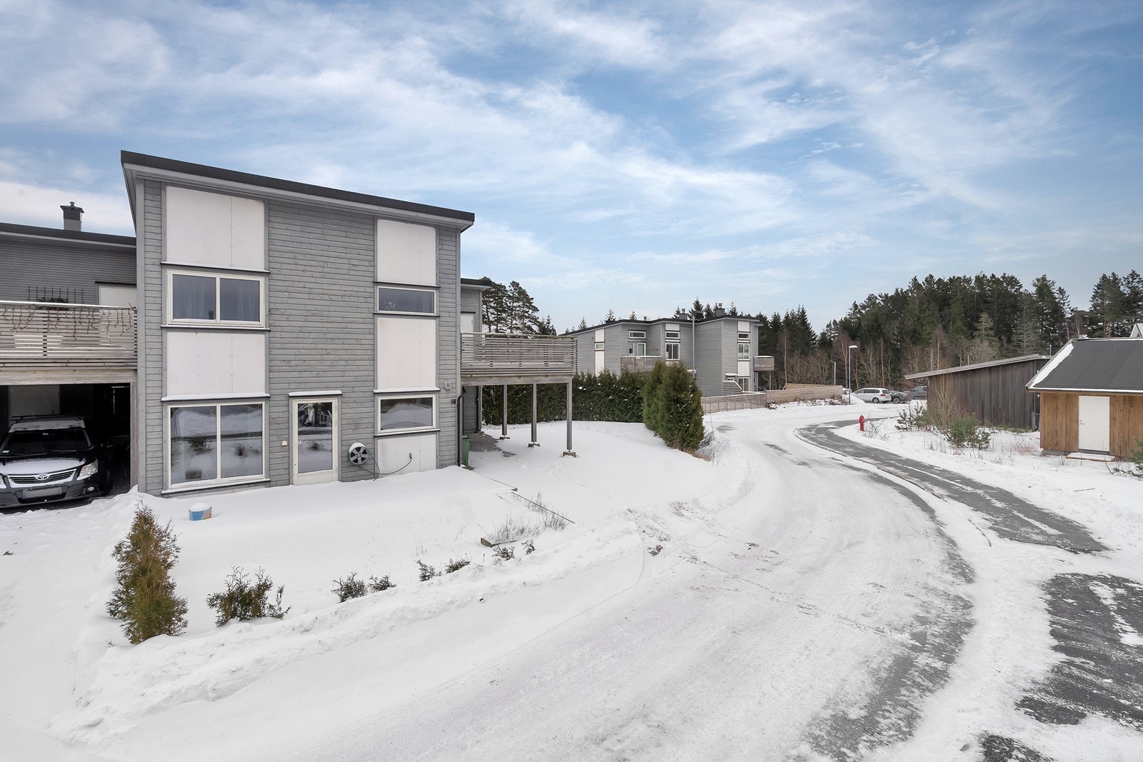 Sentral beliggenhet i Høvåg, nær buss, barnehager og Høvåg Kirke. Det er gang og sykkelsti til butikk, skole og idrettsplass. Galleribilde