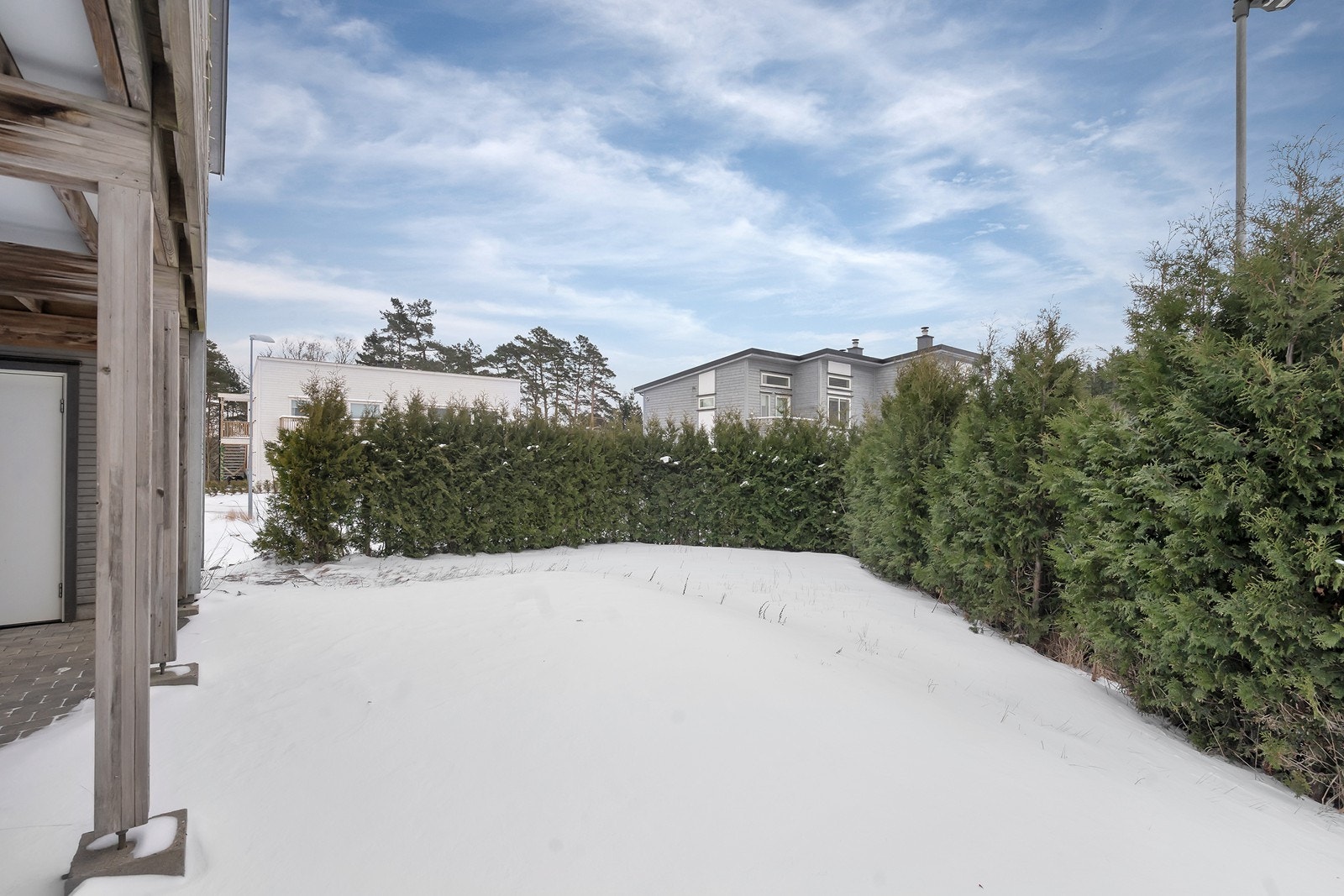 Tomten er opparbeidet med blant annet innkjørsel, busker og plen Galleribilde