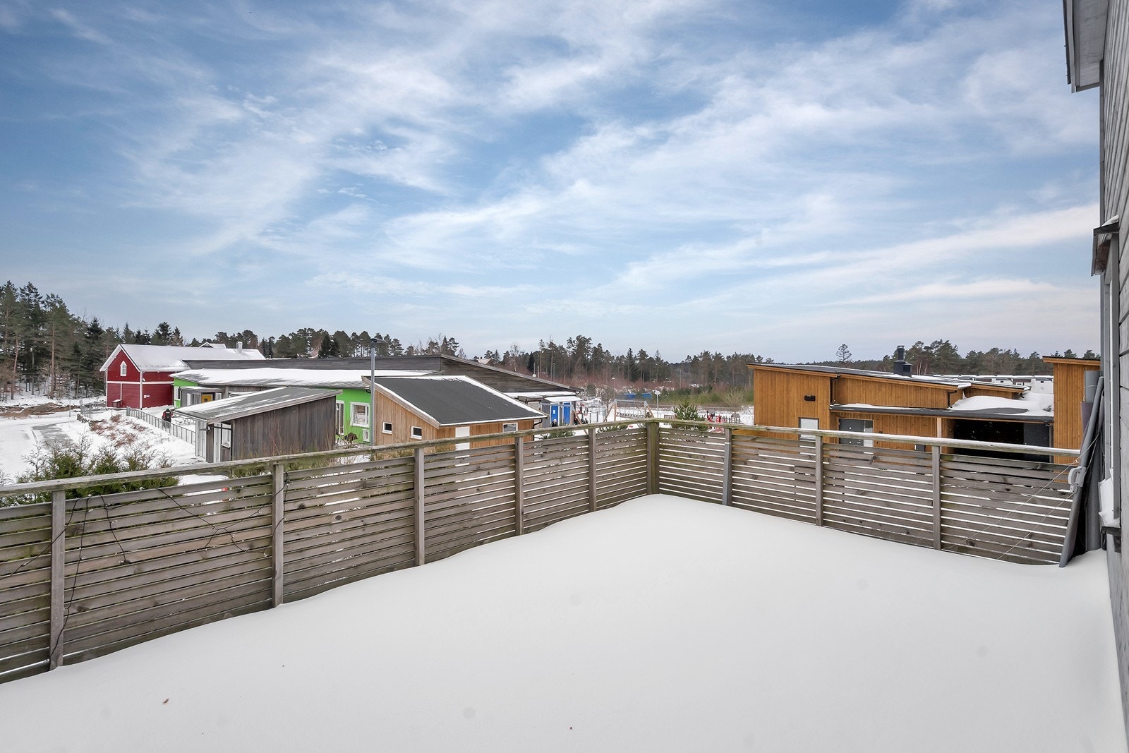 Herlig terrasse i 2.etasje med gode møbleringsmuligheter. Galleribilde