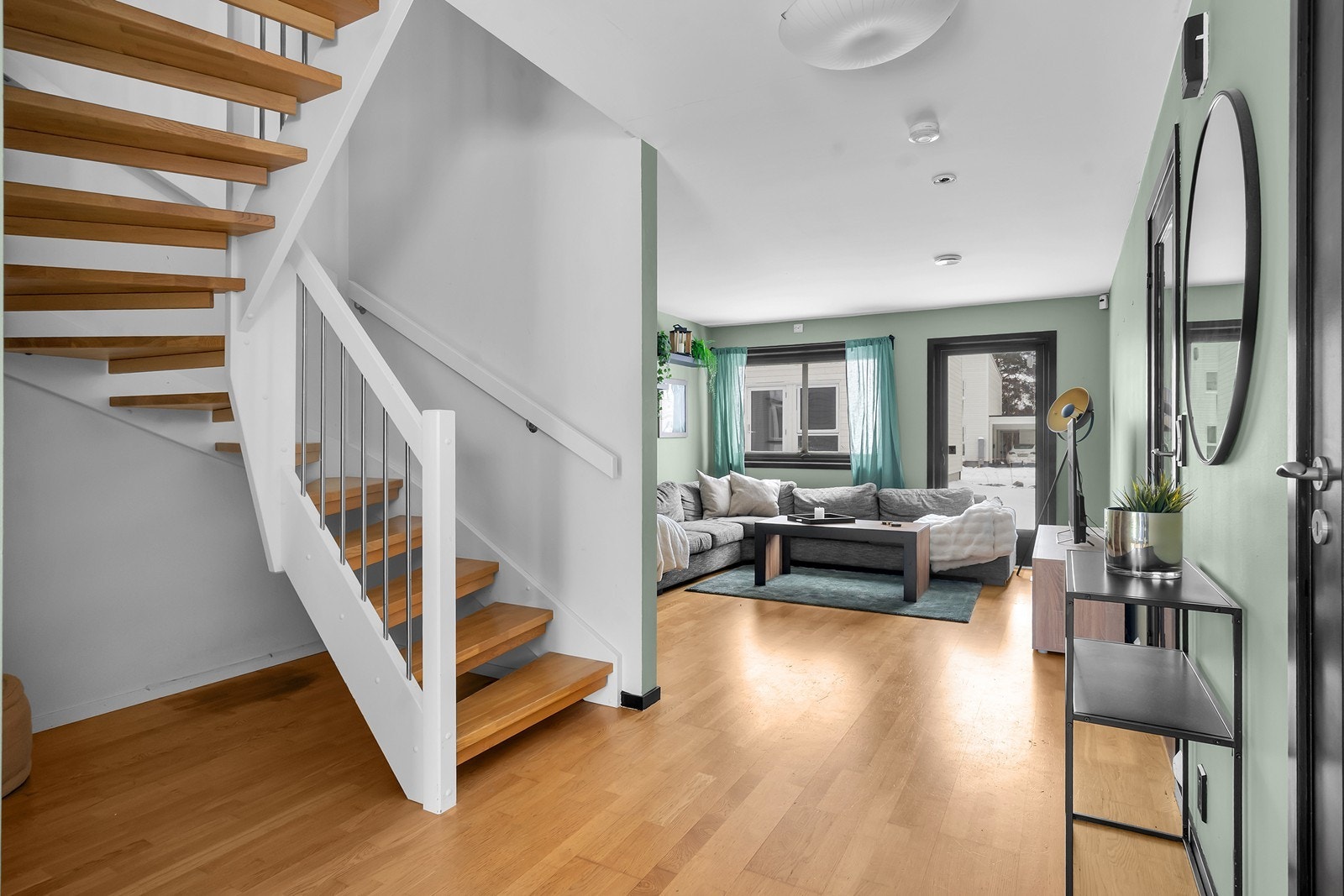 En romslig stue med god plass til sofagruppe samt tilhørende møblement. Galleribilde