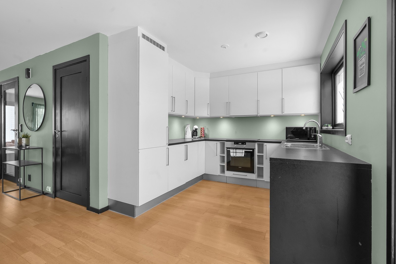 Kjøkken med mye skap- og benkeplass. Kjøkkenet er utstyrt med integrerte hvitevarer. Galleribilde