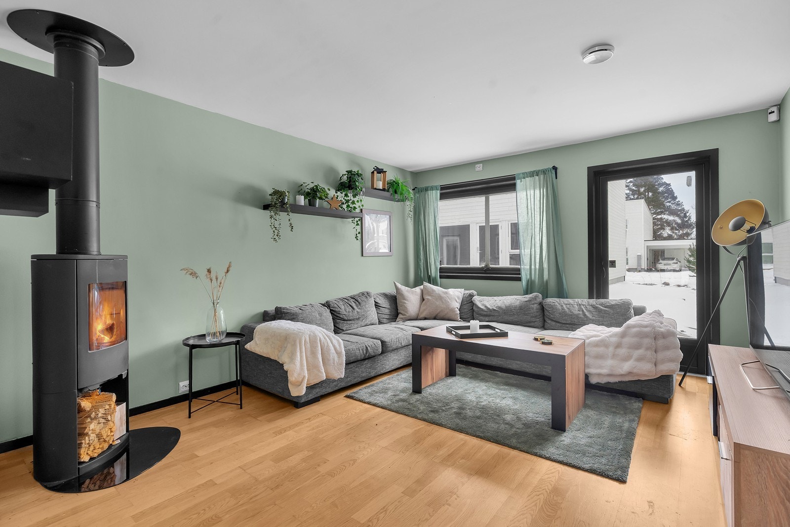 En romslig stue med god plass til sofagruppe samt tilhørende møblement. Galleribilde