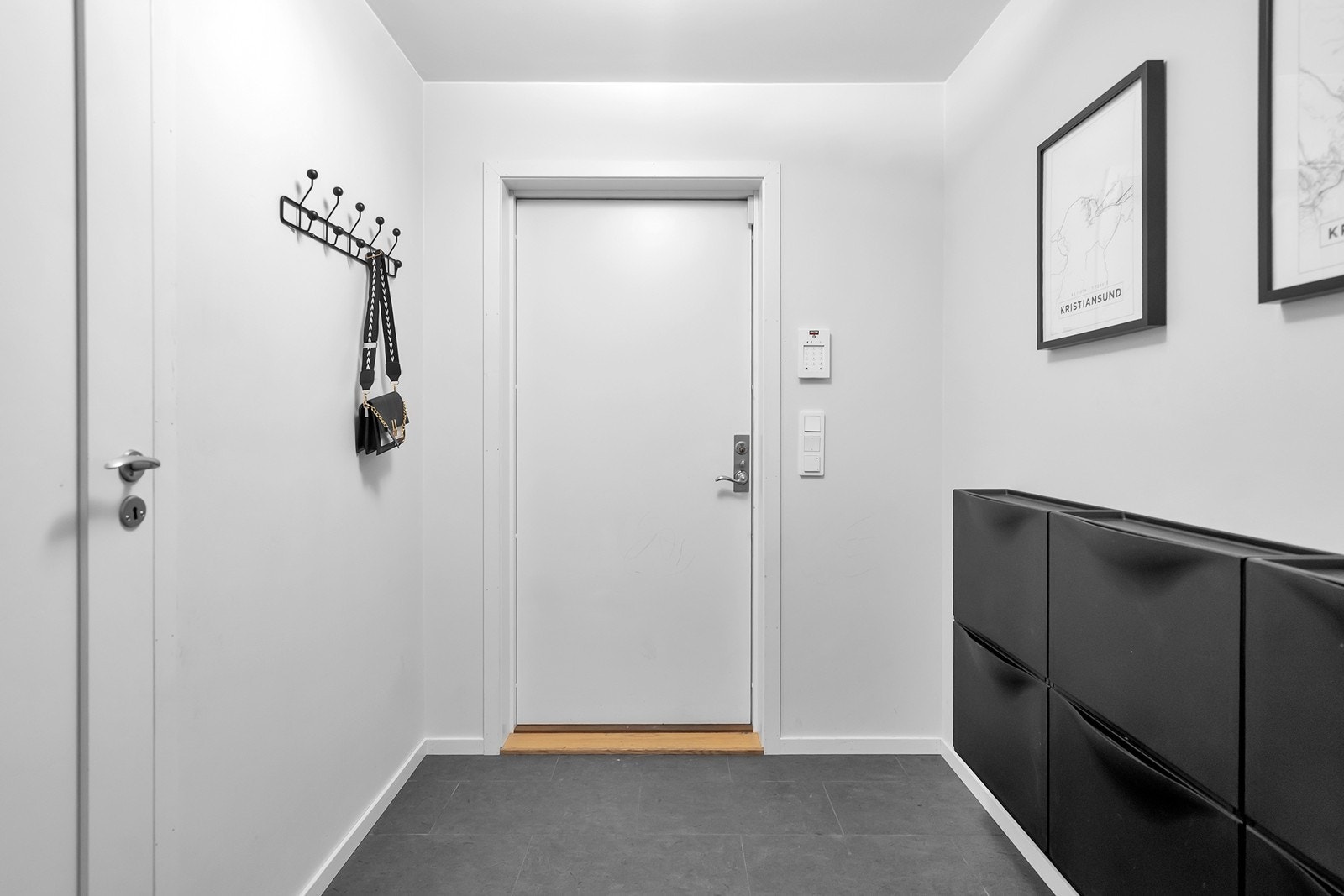 Entré med god oppbevaringsplass. Galleribilde