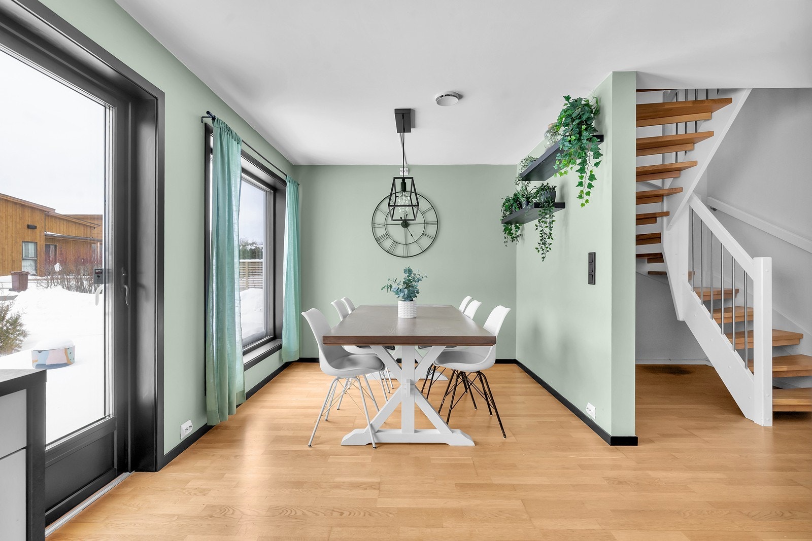 Det er god plass til spisestue i tilknytning til kjøkkenet. Galleribilde