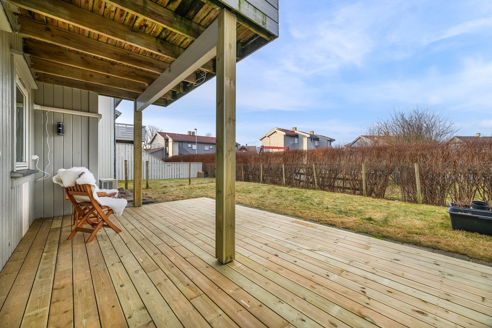 Sør/vestvendt uteområde med svært gode solforhold på ettermiddag og kveld Galleribilde